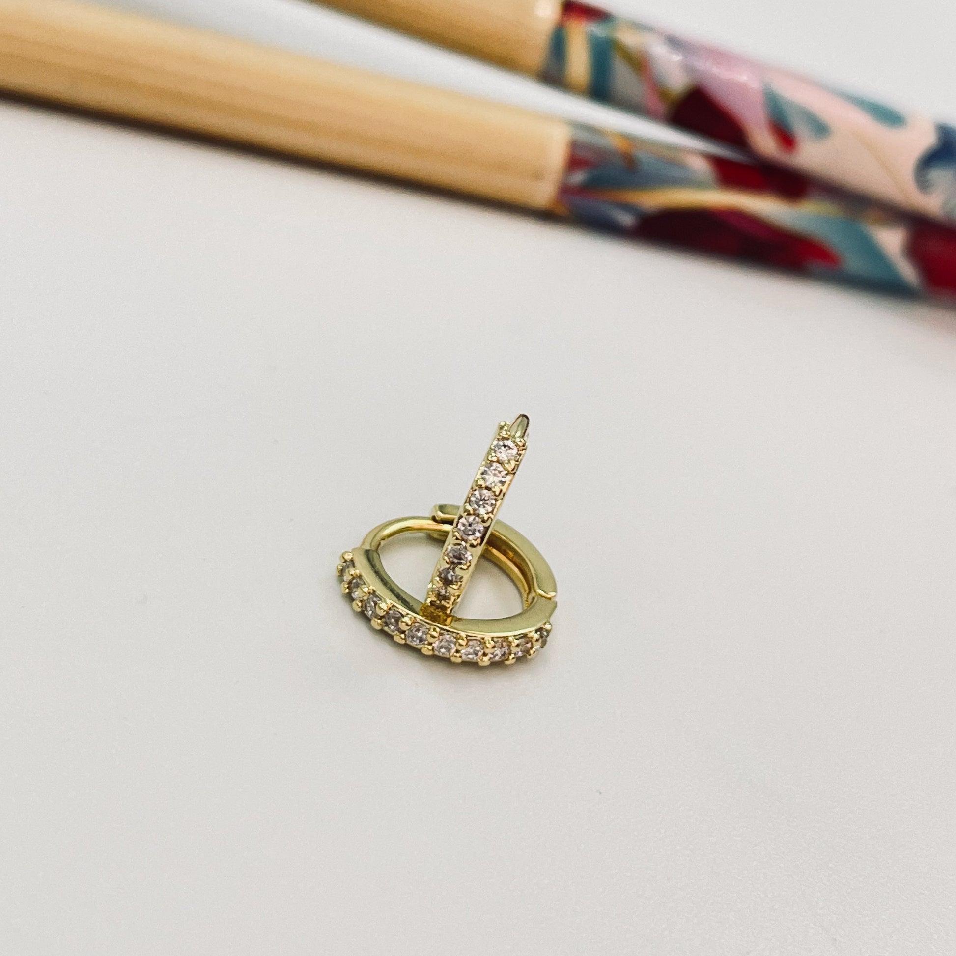 XO358 Aro Argolla Click Circones Espesor 1.5 mm Aro Baño Oro Aros Bañados hecho de Bronce Bañado en Oro 18K Joyas Bañadas en Oro