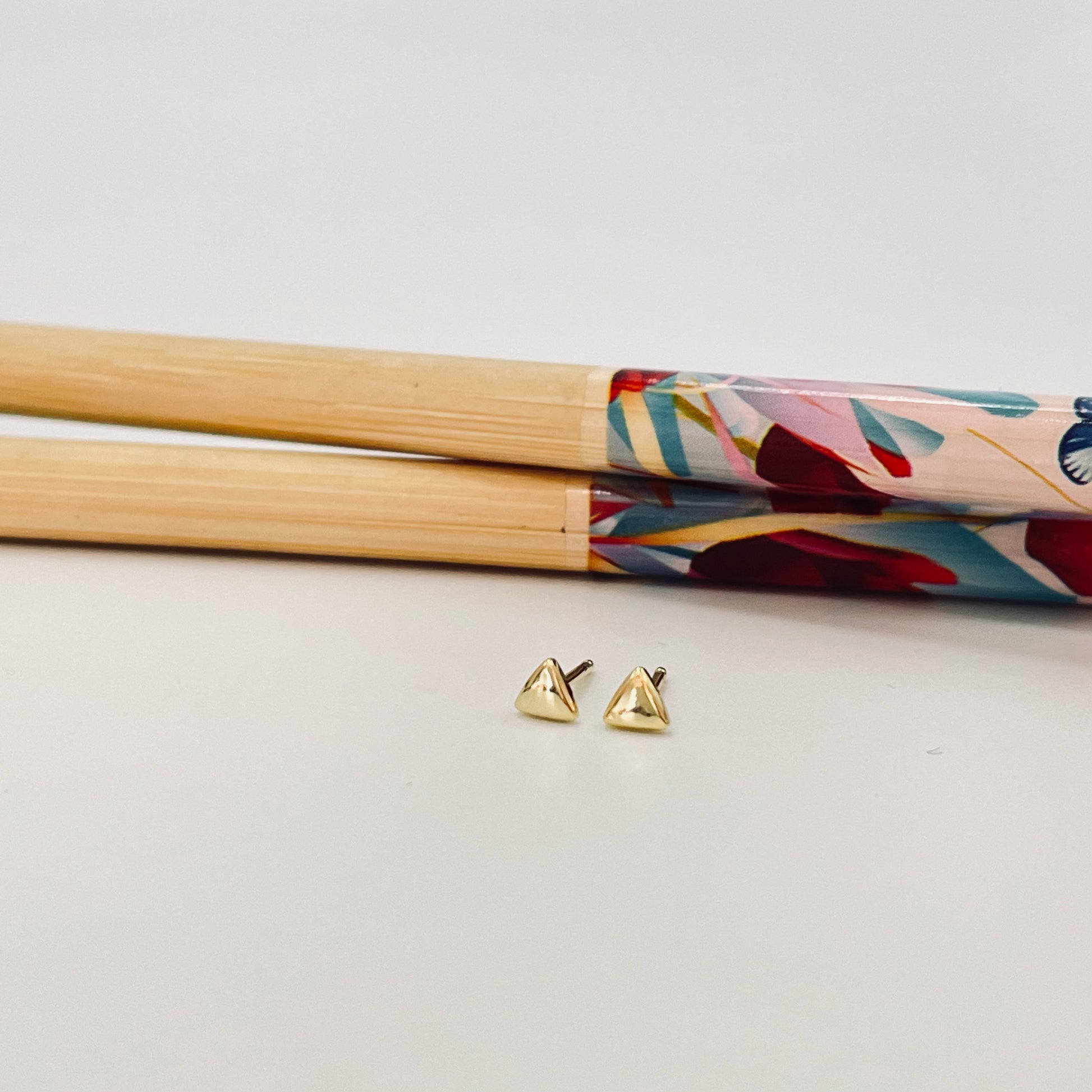 XO369 Aro Mini Triangulo 3.5 mm Aro Baño Oro Aros Bañados hecho de Bronce Bañado en Oro 18K Joyas Bañadas en Oro