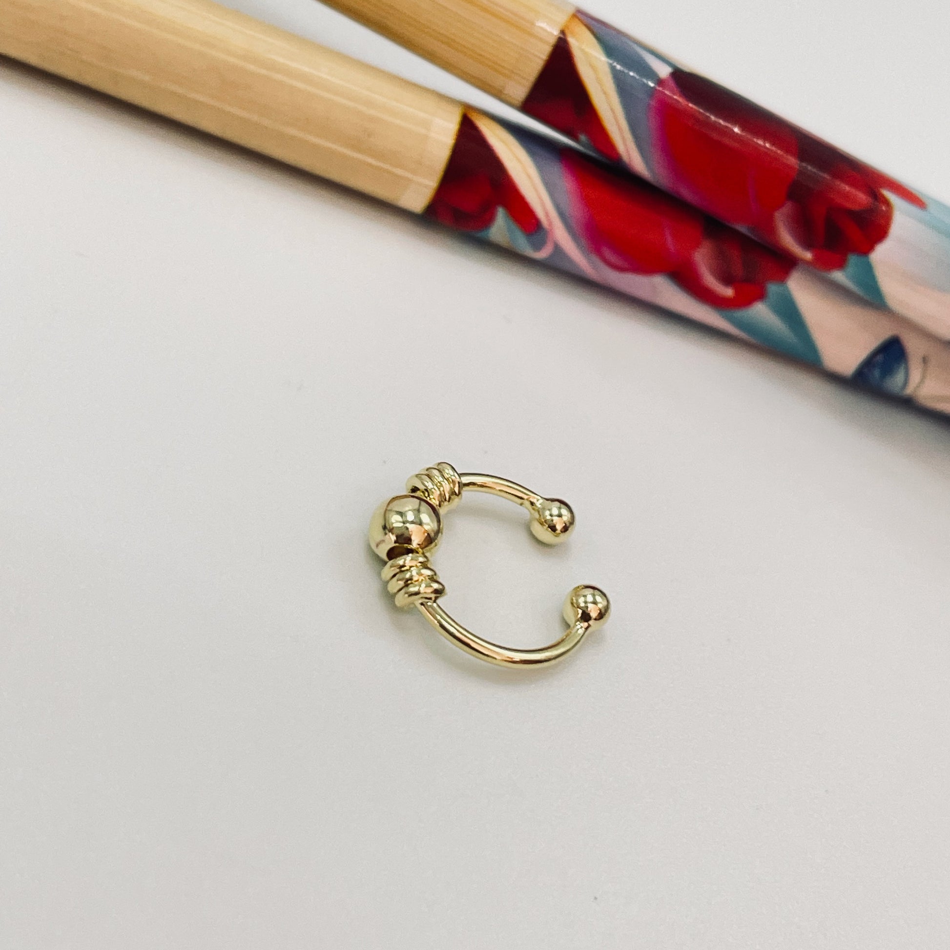 XO370 Aro Cuff Bolita 4 mm y argollitas unidas Aro Baño Oro Aros Bañados hecho de Bronce Bañado en Oro 18K Joyas Bañadas en Oro