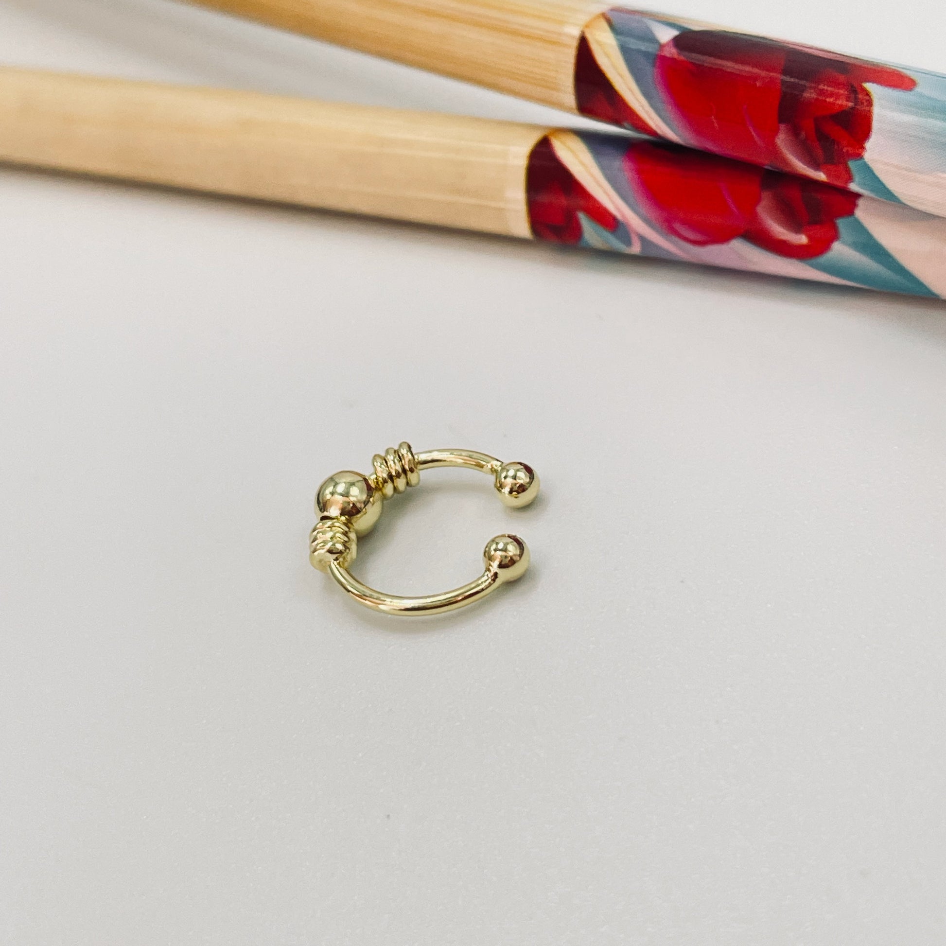 XO370 Aro Cuff Bolita 4 mm y argollitas unidas Aro Baño Oro Aros Bañados hecho de Bronce Bañado en Oro 18K Joyas Bañadas en Oro