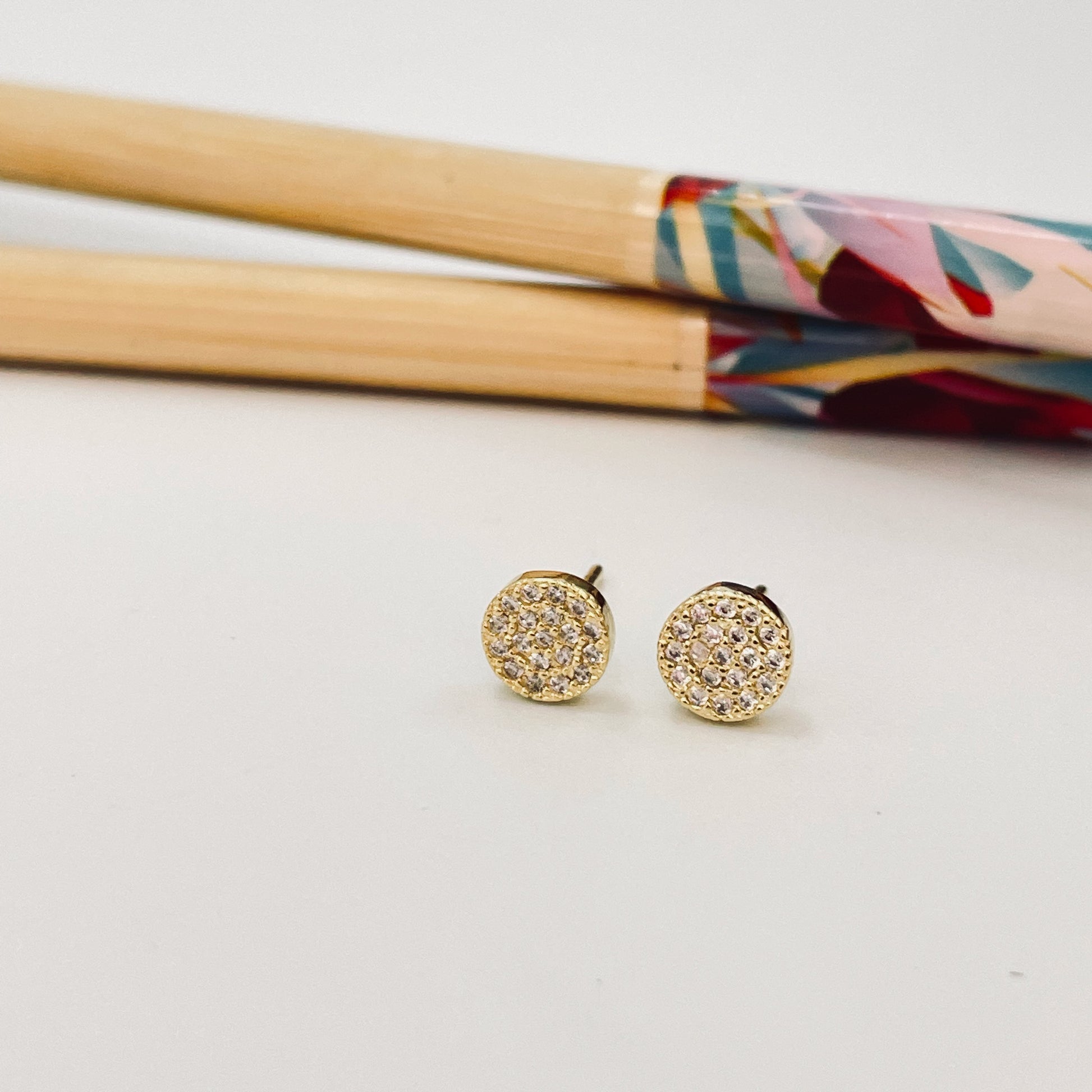 XO362 Aro Redondo con circones diá. 6.2 mm Espesor 2 mm Aro Baño Oro Aros Bañados hecho de Bronce Bañado en Oro 18K Joyas Bañadas en Oro