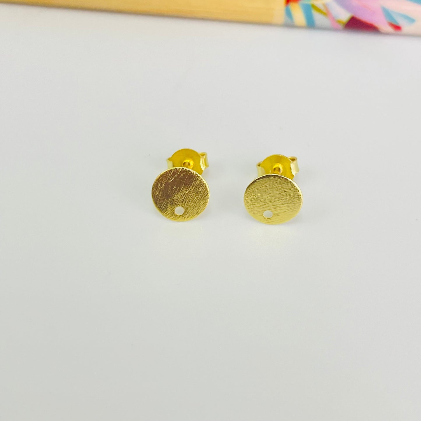 Joyas por Mayor Joyas Bañadas en Oro por Mayor Insumos para Joyas BO124 Base Aro Redonda Lijada Perforación Inferior diá. 8 mm Espesor 0.8 mm Base de Aro Baño Oro