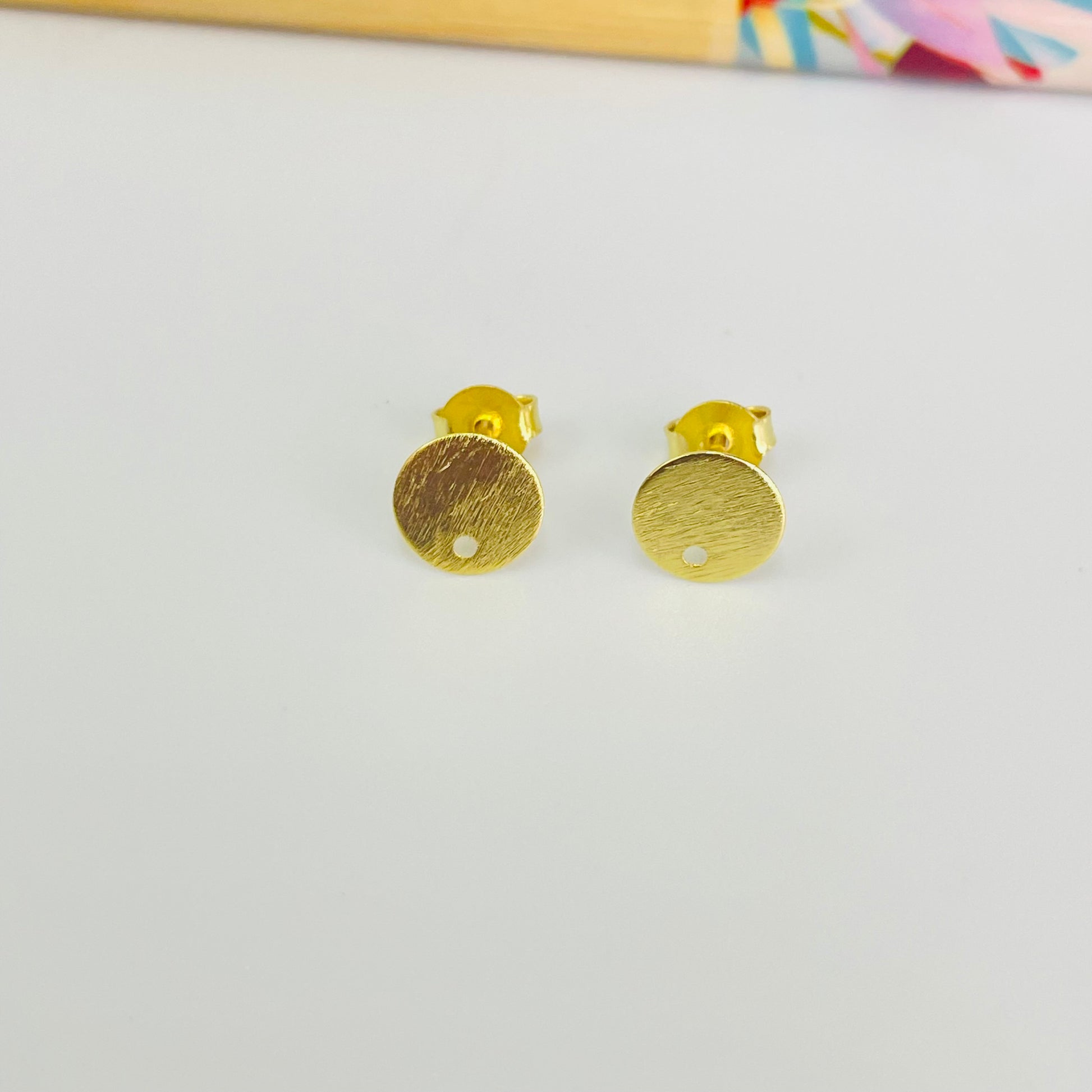 Joyas por Mayor Joyas Bañadas en Oro por Mayor Insumos para Joyas BO124 Base Aro Redonda Lijada Perforación Inferior diá. 8 mm Espesor 0.8 mm Base de Aro Baño Oro