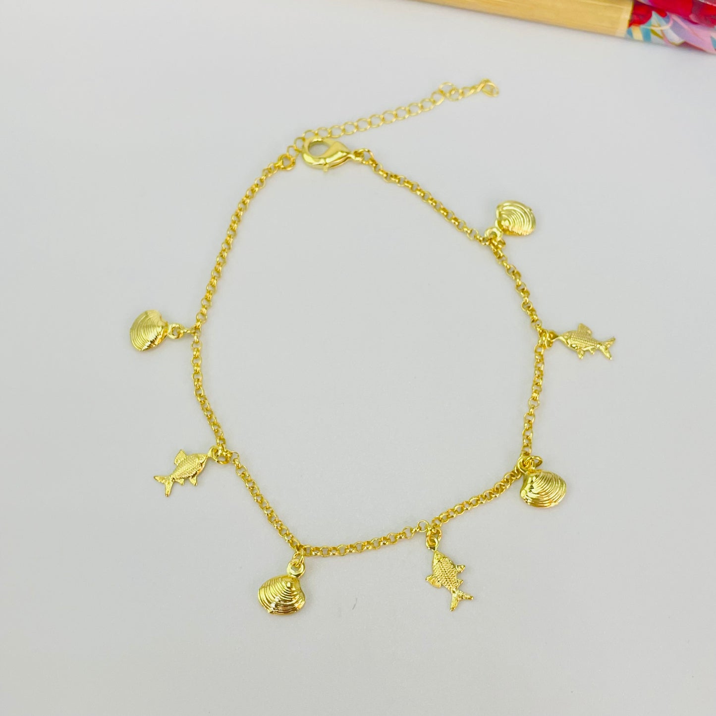 Joyas por Mayor Joyas Bañadas en Oro por Mayor Insumos para Joyas TOBO1001 Tobillera Mar Conchitas y Peces 8 mm Cadena Rolo Eslabón 2 mm Largo 22 cm más Extensor 5 cm Tobillera Baño Oro