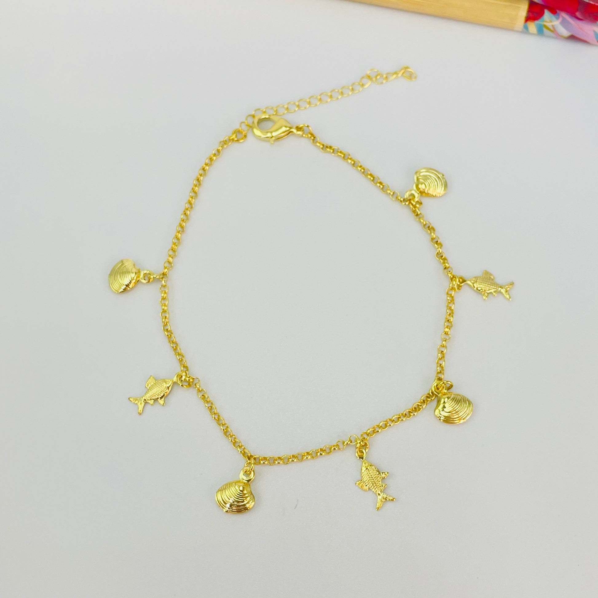 Joyas por Mayor Joyas Bañadas en Oro por Mayor Insumos para Joyas TOBO1001 Tobillera Mar Conchitas y Peces 8 mm Cadena Rolo Eslabón 2 mm Largo 22 cm más Extensor 5 cm Tobillera Baño Oro