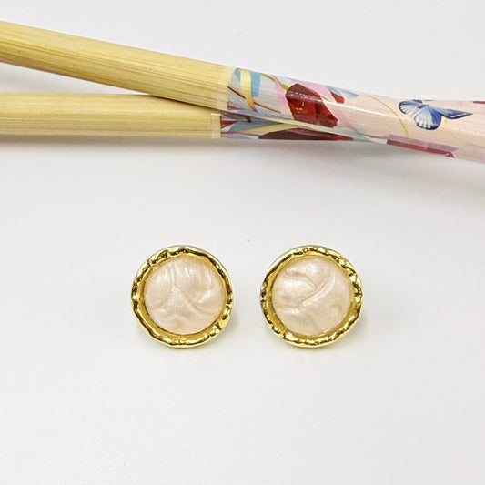 Joyas por Mayor Joyas Bañadas en Oro por Mayor Insumos para Joyas XO584 Aro Perla tipo nácar borde irregular diá. 15 mm Espesor 4.5 mm Aro Baño Oro