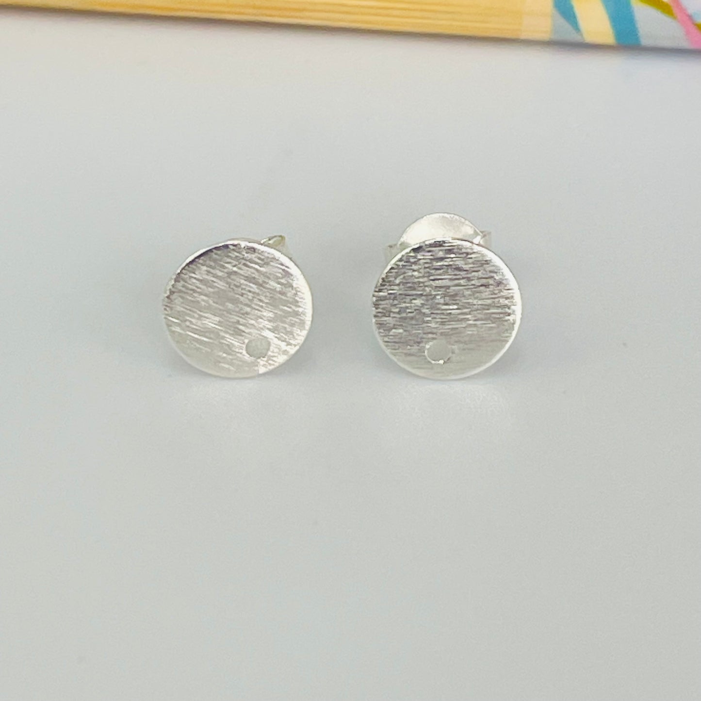 Joyas por Mayor Joyas Bañadas en Plata por Mayor Insumos para Joyas BP124 Base Aro Redonda Lijada Perforación Inferior diá. 8 mm Espesor 0.8 mm Base de Aro Baño Plata