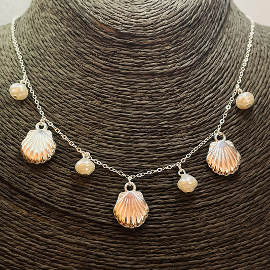 Joyas por Mayor Joyas Bañadas en Plata por Mayor Insumos para Joyas CP239 Collar Conchitas de Mar 14 mm y Perlas 8 mm Cadena Candado Eslabón 1.8 mm Largo 45 cm más Extensor 5 cm Collar Terminado Baño Plata
