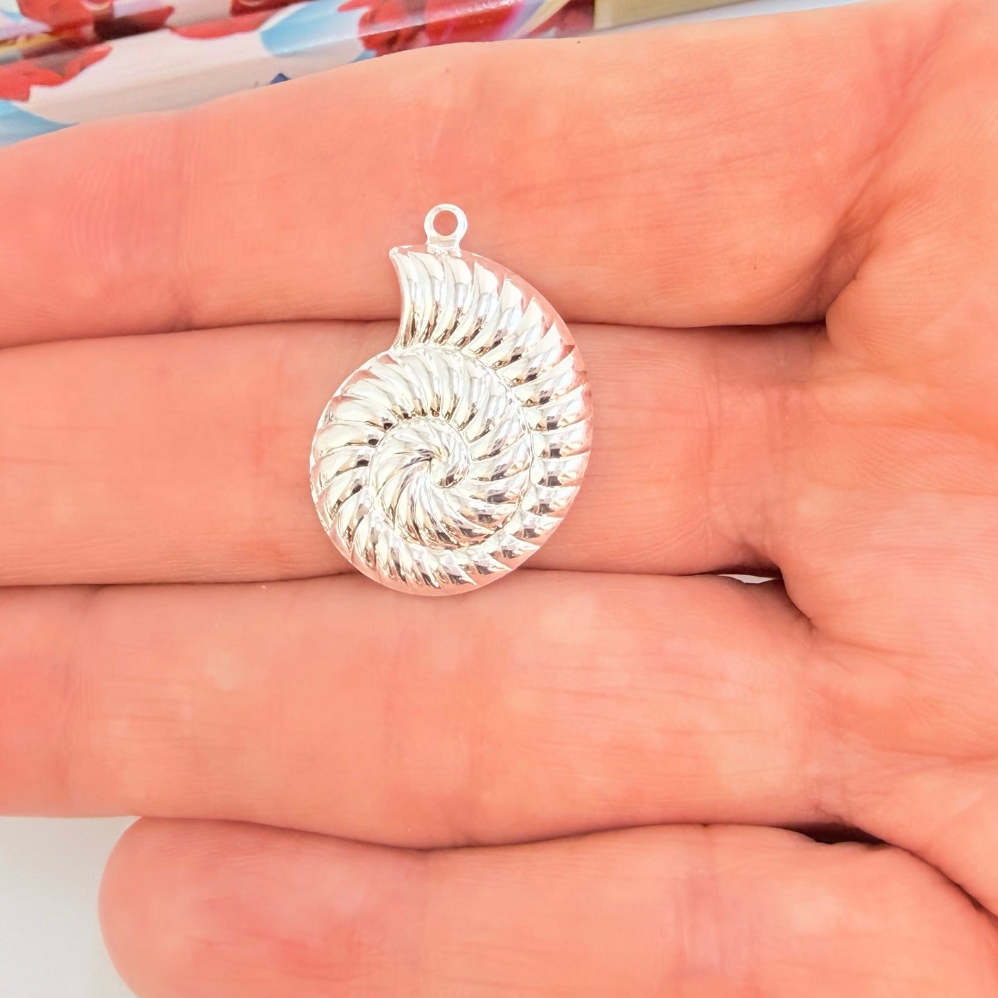 Joyas por Mayor Joyas Bañadas en Plata por Mayor Insumos para Joyas FP1259 Colgante Caracola Lado Izquierdo 20 x 16 mm más argollita Espesor 0.8 mm Figura Baño Plata