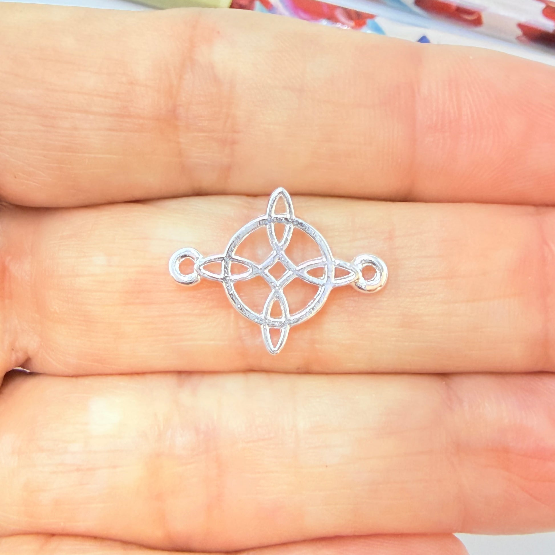 Joyas por Mayor Joyas Bañadas en Plata por Mayor Insumos para Joyas FP1266 Conector Nudo de Bruja 19 x 16 mm Espesor 1.1 mm Figura Baño Plata