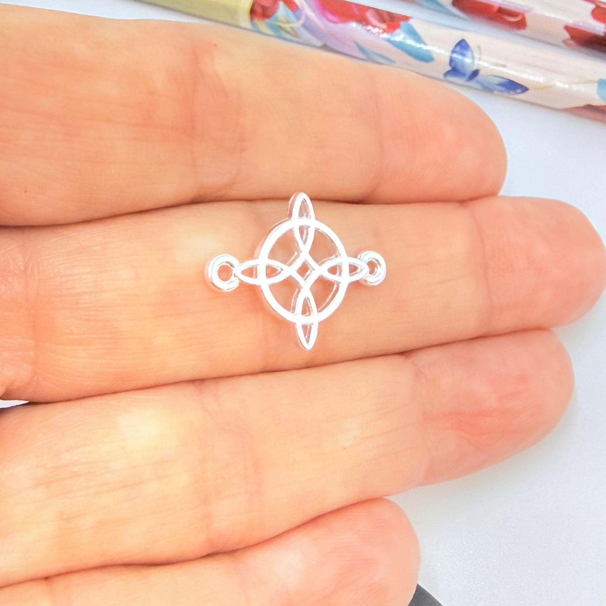 Joyas por Mayor Joyas Bañadas en Plata por Mayor Insumos para Joyas FP1266 Conector Nudo de Bruja 19 x 16 mm Espesor 1.1 mm Figura Baño Plata