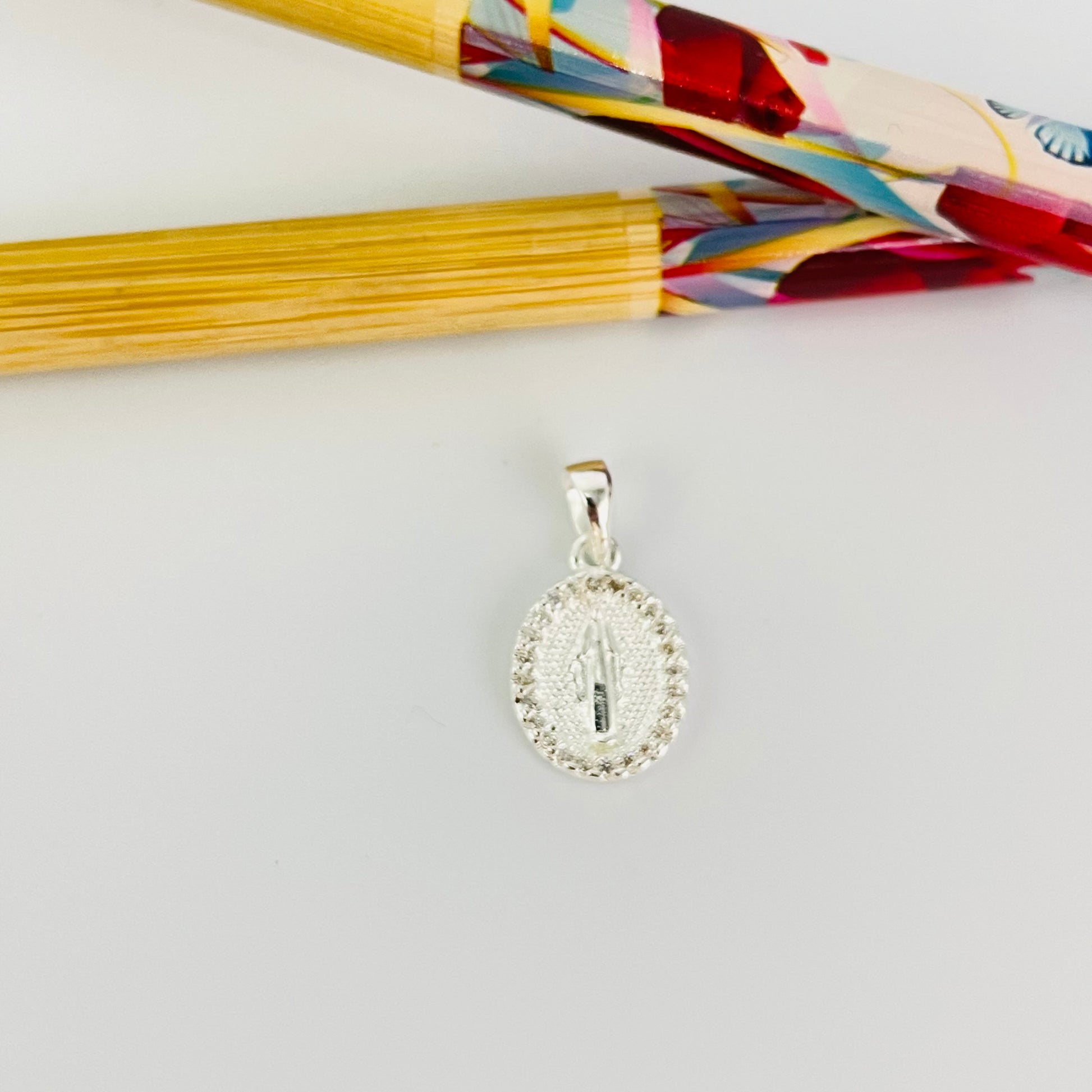 Joyas por Mayor Joyas Bañadas en Plata por Mayor Insumos para Joyas FP1282 Colgante Virgen de los Rayos o Milagros Borde circones 12 x 10 más valier de 6 mm Espesor 2.2 mm  Figura Baño Plata