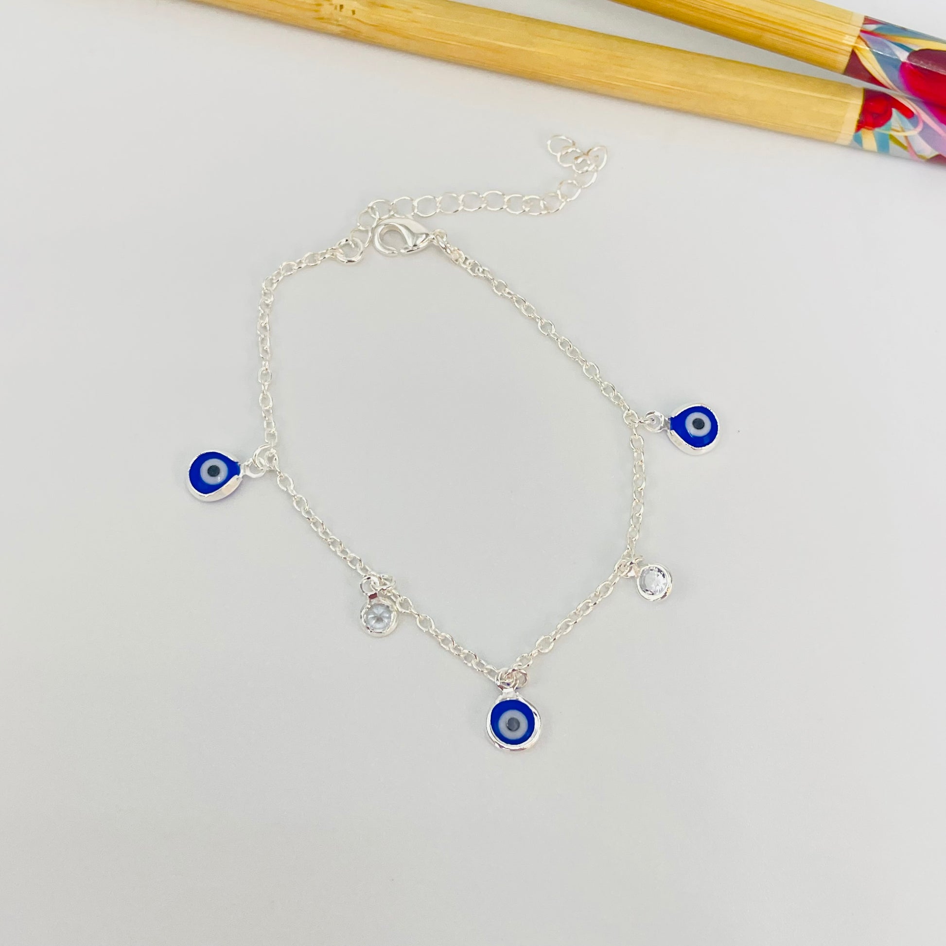 Joyas por Mayor Joyas Bañadas en Plata por Mayor Insumos para Joyas PP38 Pulsera Ojos Griegos diá. 6 mm y Puntos de Luz diá. 5 mm Cadena Candado Eslabón 2 mm Largo 16 cm más Extensor 5 cm Pulsera Baño Plata