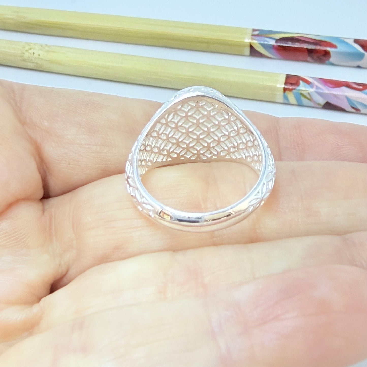 Joyas por Mayor Joyas Bañadas en Plata por Mayor Insumos para Joyas WP80 Anillo Tipo Chevalier Virgen de los Rayos Esfera Ovalada 14 x 11 mm ancho argolla 3 mm Anillo Baño Plata