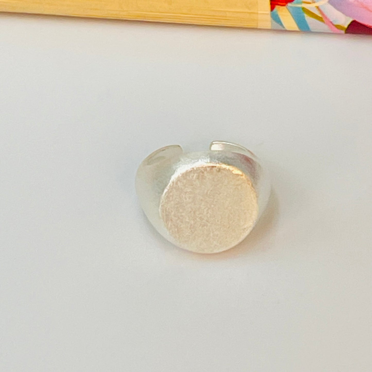 Joyas por Mayor Joyas Bañadas en Plata por Mayor Insumos para Joyas WP81 Anillo Chevalier Sello Lijado diá. 12 mm ancho argolla de 9 a 3 mm Medida app. 6 Anillo Baño Plata