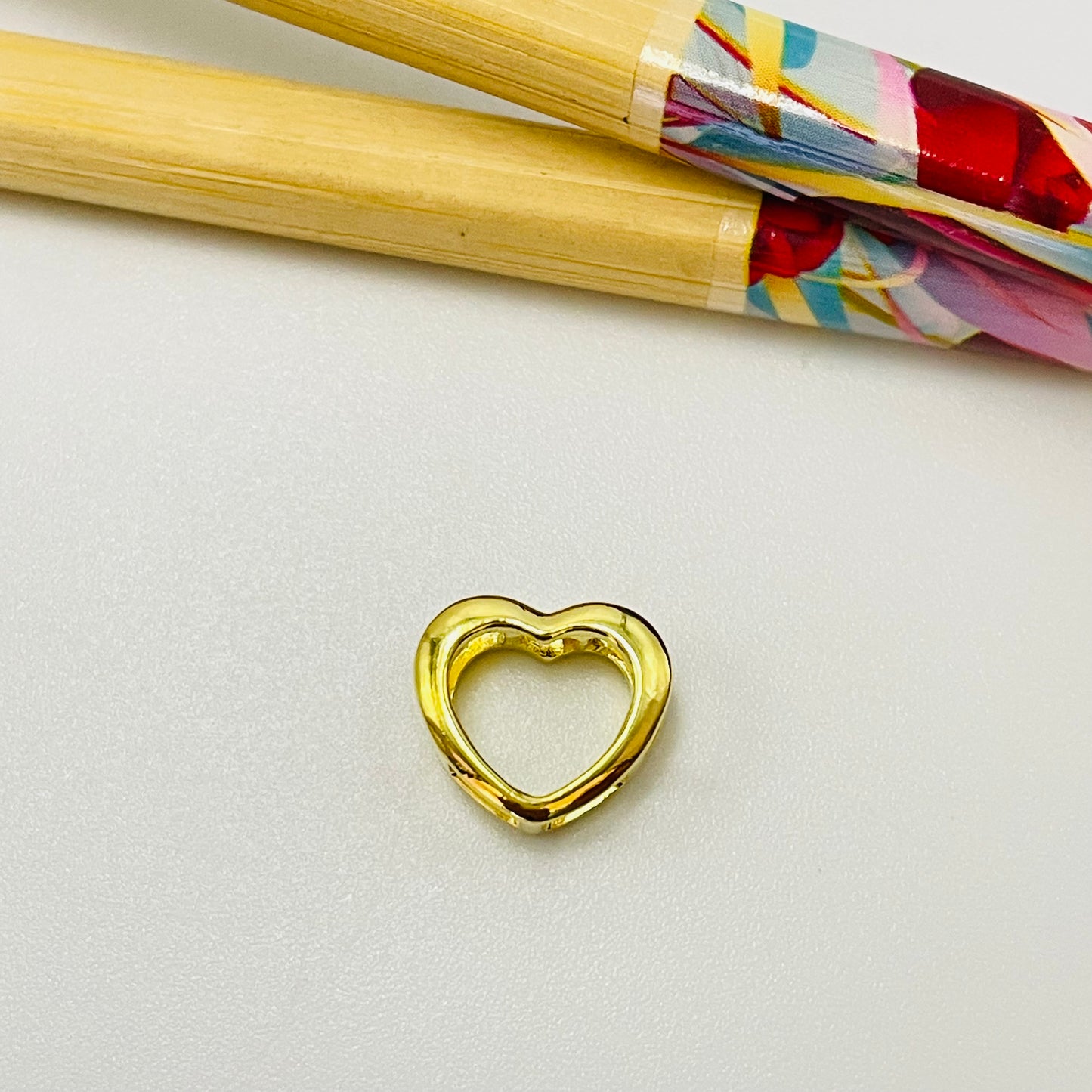 FO1037 Colgante Corazón para pasar circones y borde 11 mm Corazón Interior Doble faz circones y 1 circón 7 mm espesor 5 mm Caja Corazón Calado exterior 12 mm espesor 5 mm Figura Baño Oro Figuras Bañadas hecho de Bronce Bañado en Oro 18K Joyas Bañadas en Oro