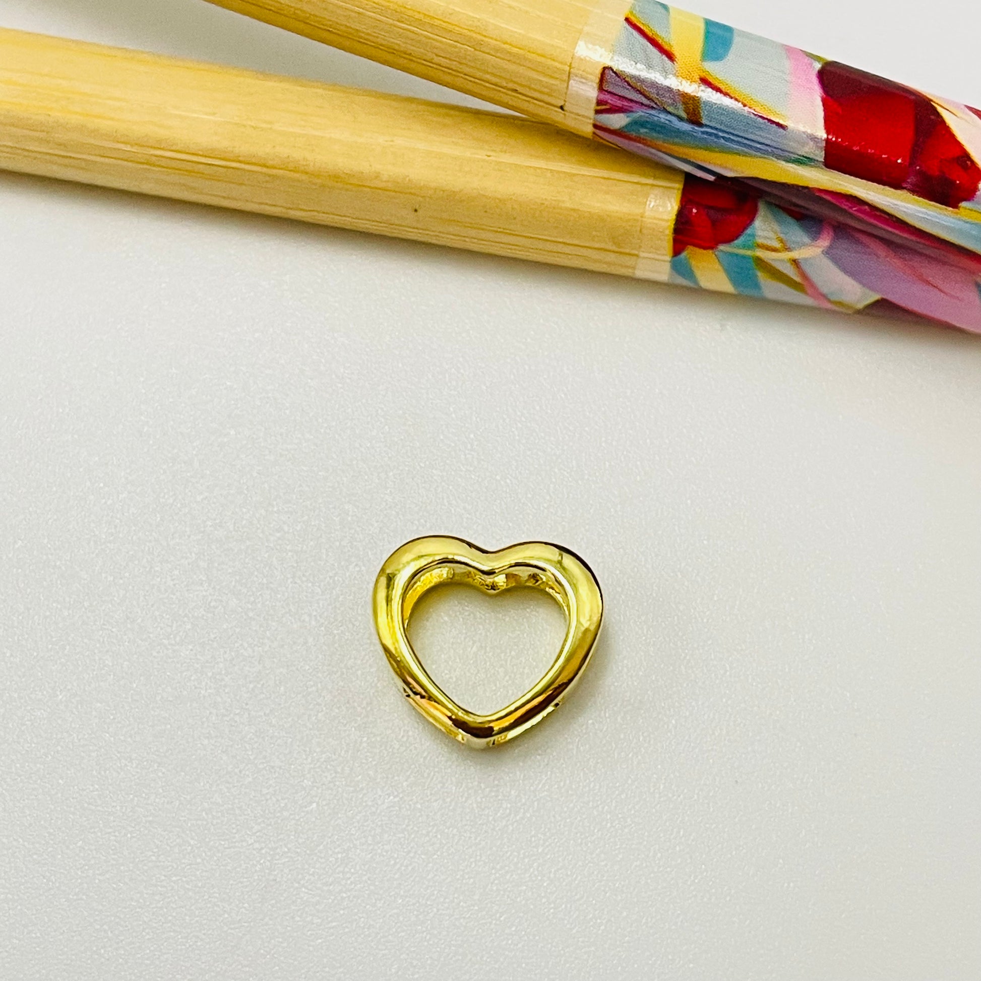 FO1037 Colgante Corazón para pasar circones y borde 11 mm Corazón Interior Doble faz circones y 1 circón 7 mm espesor 5 mm Caja Corazón Calado exterior 12 mm espesor 5 mm Figura Baño Oro Figuras Bañadas hecho de Bronce Bañado en Oro 18K Joyas Bañadas en Oro