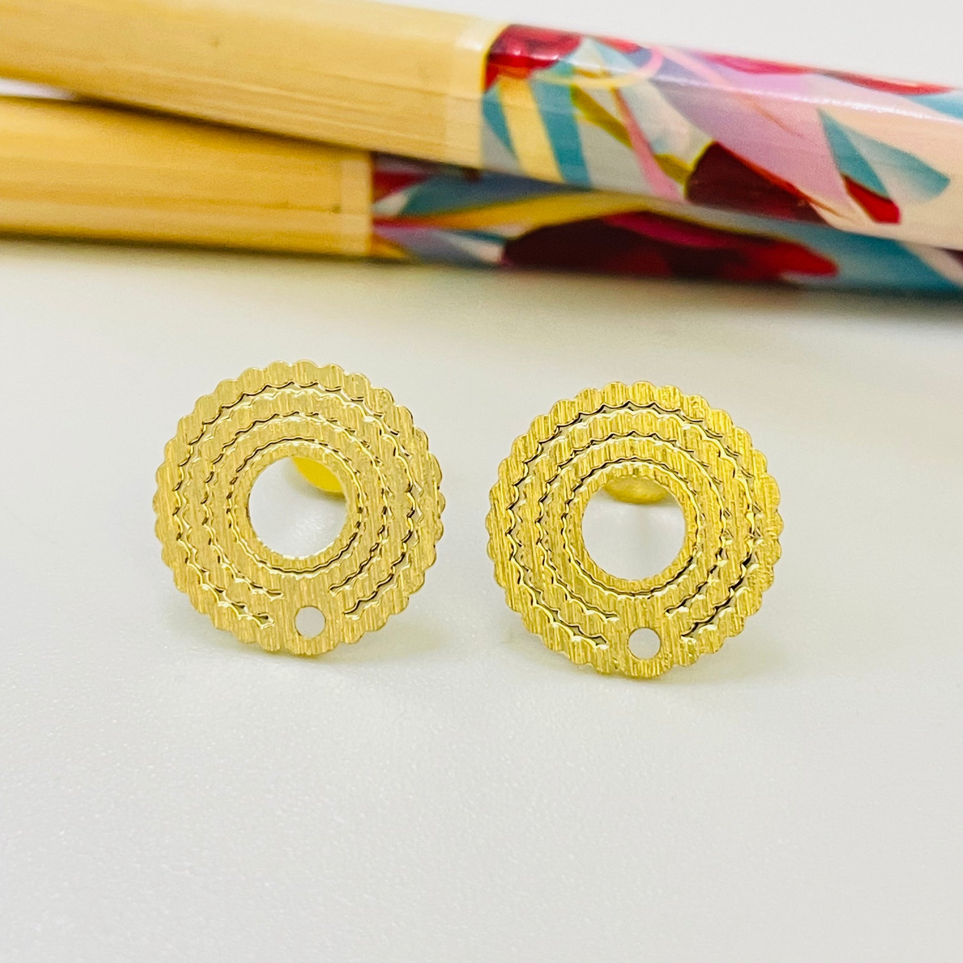 BO99 Base Lijada Estampada y abertura central diá. 12 mm más perforación inferior Espesor 0.8 mm Base de Aro Baño Oro Base de Aro hecho de Bronce Bañado en Oro 18K Joyas Bañadas en Oro