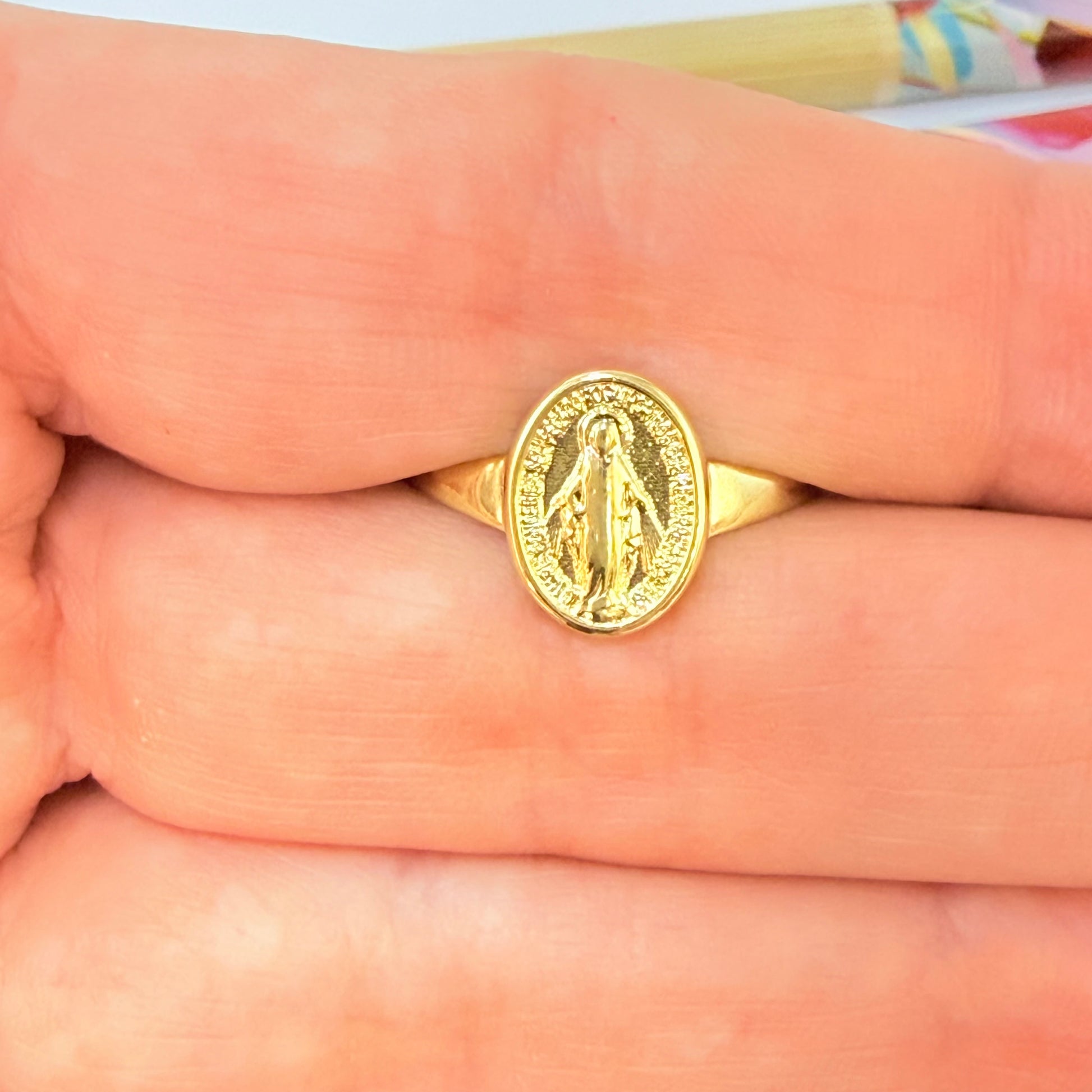 Joyas por Mayor Joyas Bañadas en Oro por Mayor Insumos para Joyas WO78 Anillo Virgen de los Rayos Esfera 11 x 9 mm espesor 2 mm Ancho argolla 1.8 mm Anillo Baño Oro