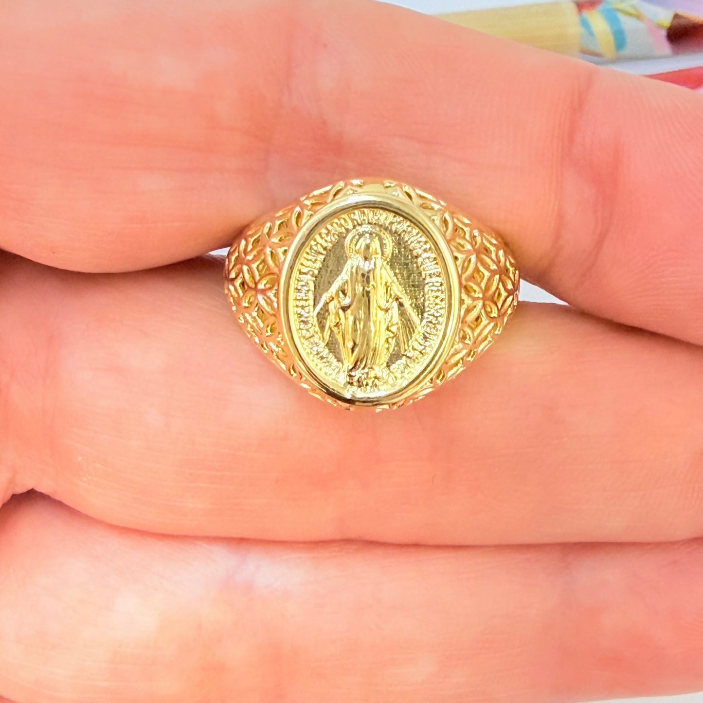 Joyas por Mayor Joyas Bañadas en Oro por Mayor Insumos para Joyas WO80 Anillo Tipo Chevalier Virgen de los Rayos Esfera Ovalada 14 x 11 mm ancho argolla 3 mm Anillo Baño Oro