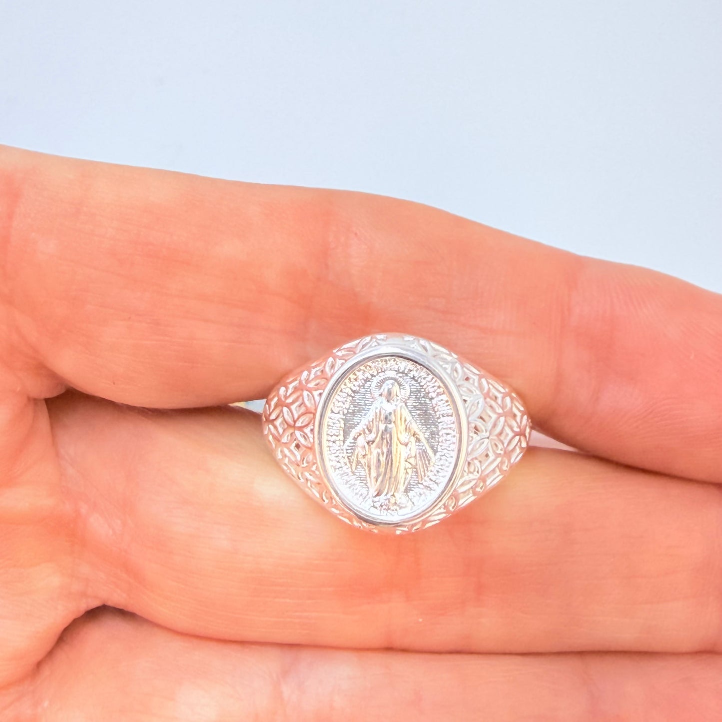 Joyas por Mayor Joyas Bañadas en Plata por Mayor Insumos para Joyas WP80 Anillo Tipo Chevalier Virgen de los Rayos Esfera Ovalada 14 x 11 mm ancho argolla 3 mm Anillo Baño Plata