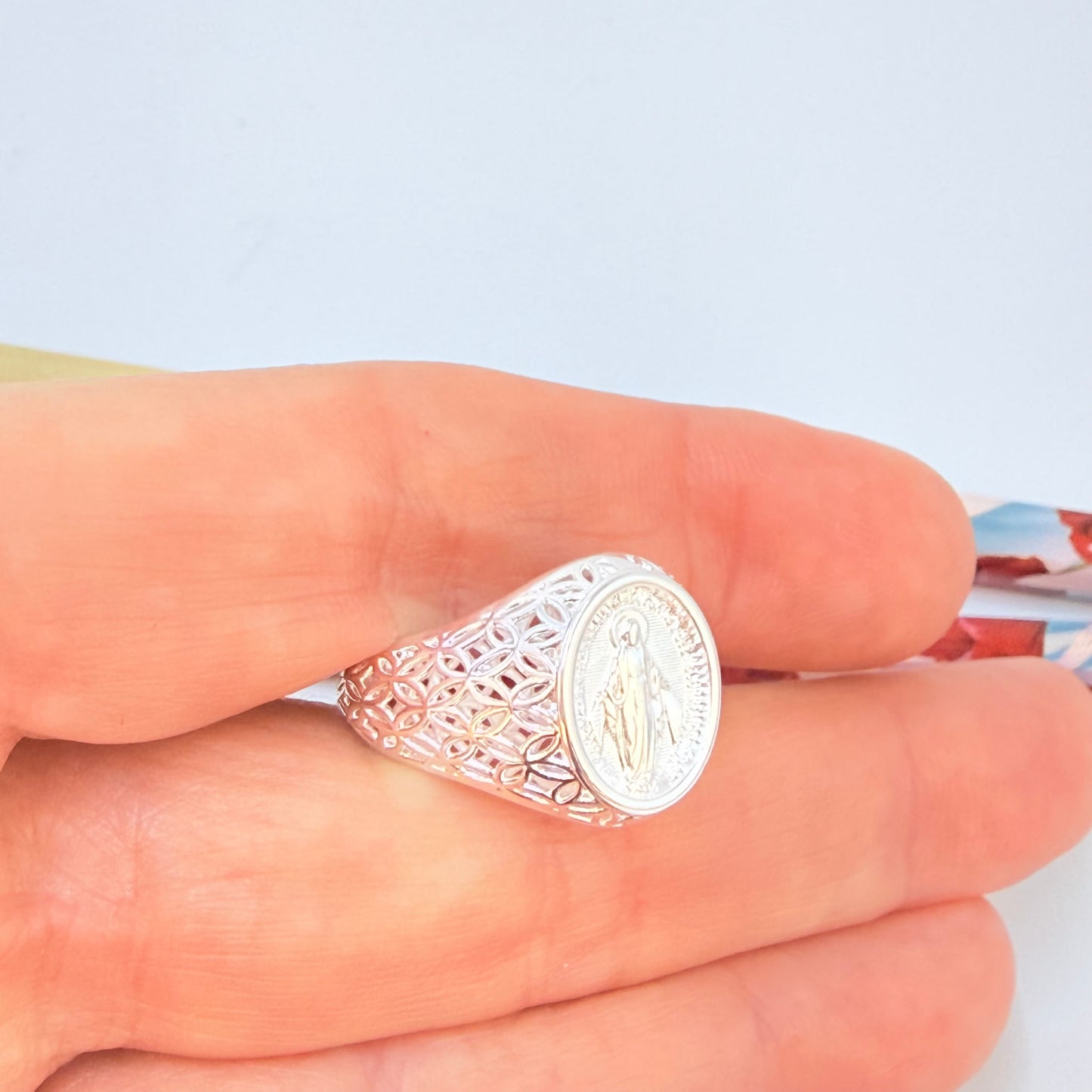 Joyas por Mayor Joyas Bañadas en Plata por Mayor Insumos para Joyas WP80 Anillo Tipo Chevalier Virgen de los Rayos Esfera Ovalada 14 x 11 mm ancho argolla 3 mm Anillo Baño Plata