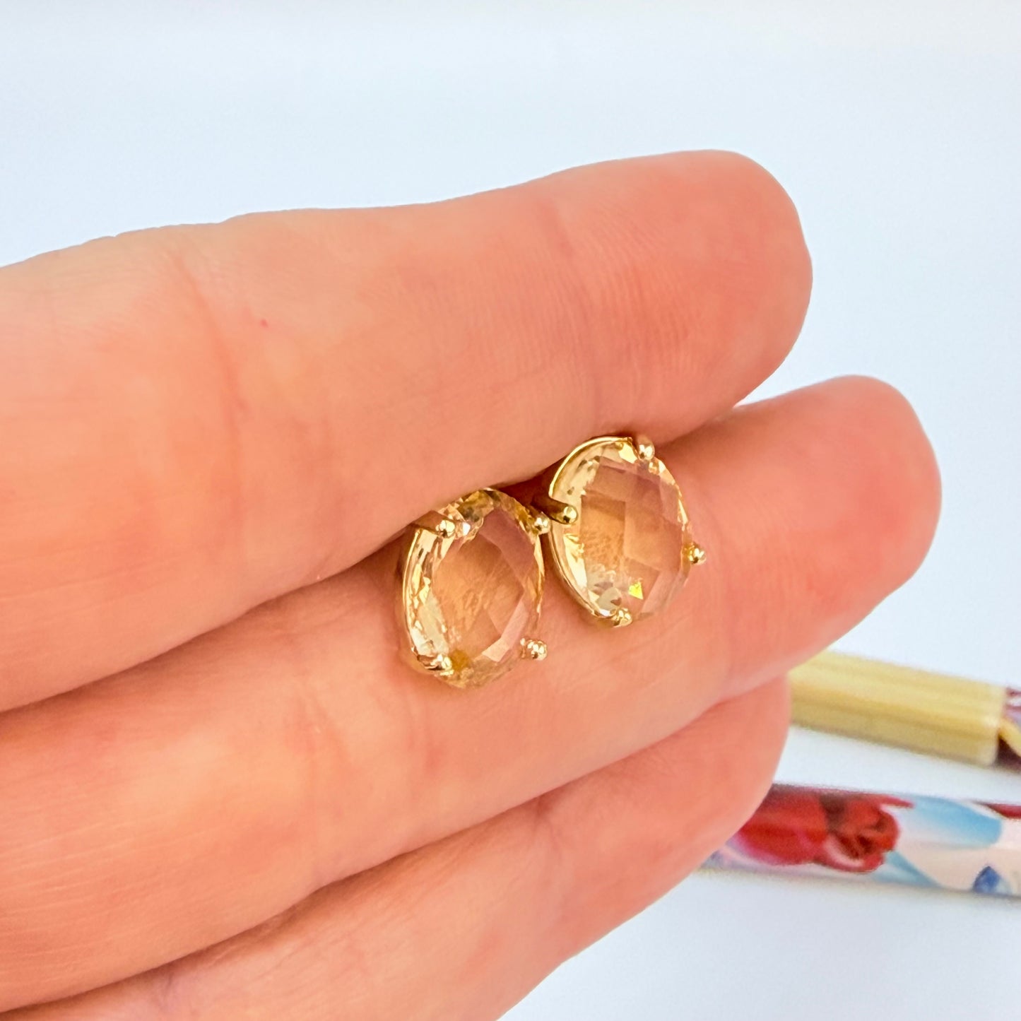 Joyas por Mayor Joyas Bañadas en Oro por Mayor Insumos para Joyas XO570 Aro con Cristal Facetado color Miel con grifas 10 x 8 mm Espesor 4 mm Aro Baño Oro