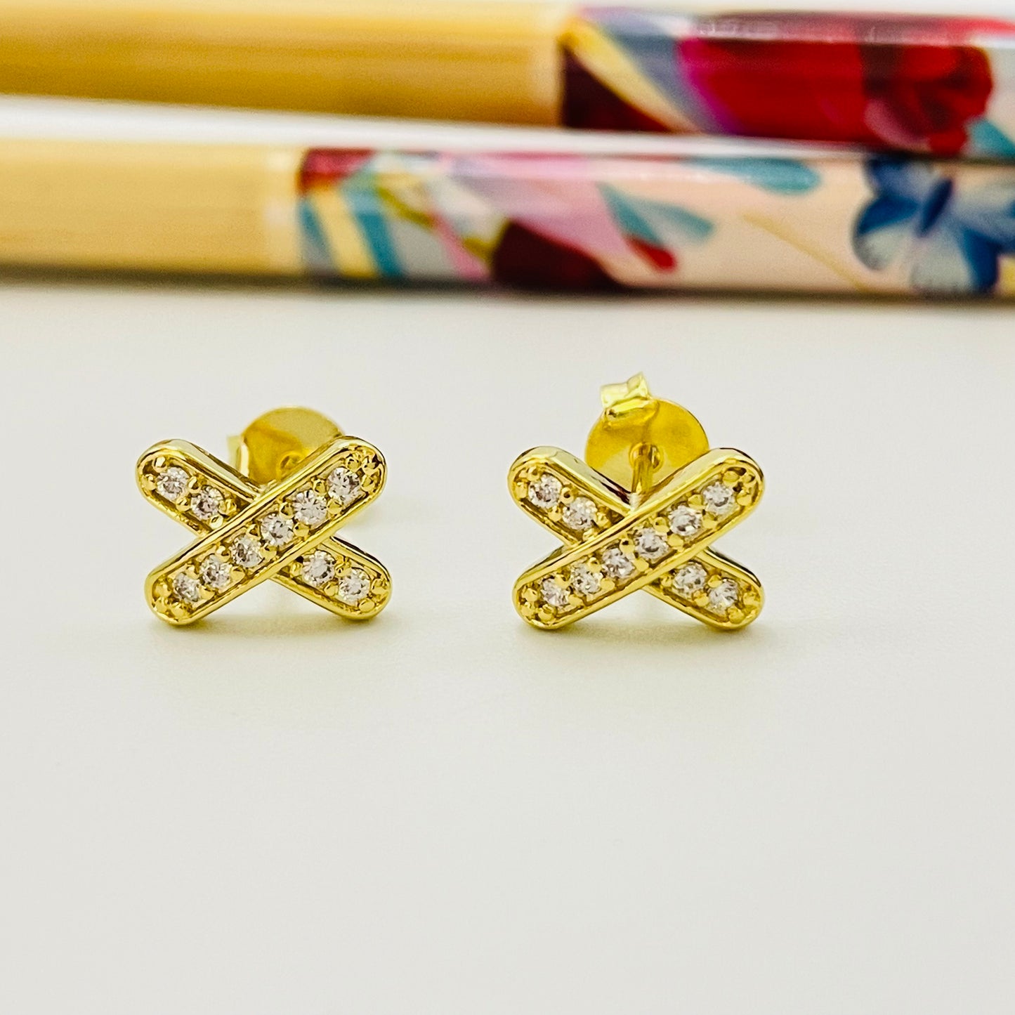XO406 Aro en Cruz con circones 10 x 7 mm espesor 2 mm Aro Baño Oro Aros Bañados hecho de Bronce Bañado en Oro 18K Joyas Bañadas en Oro