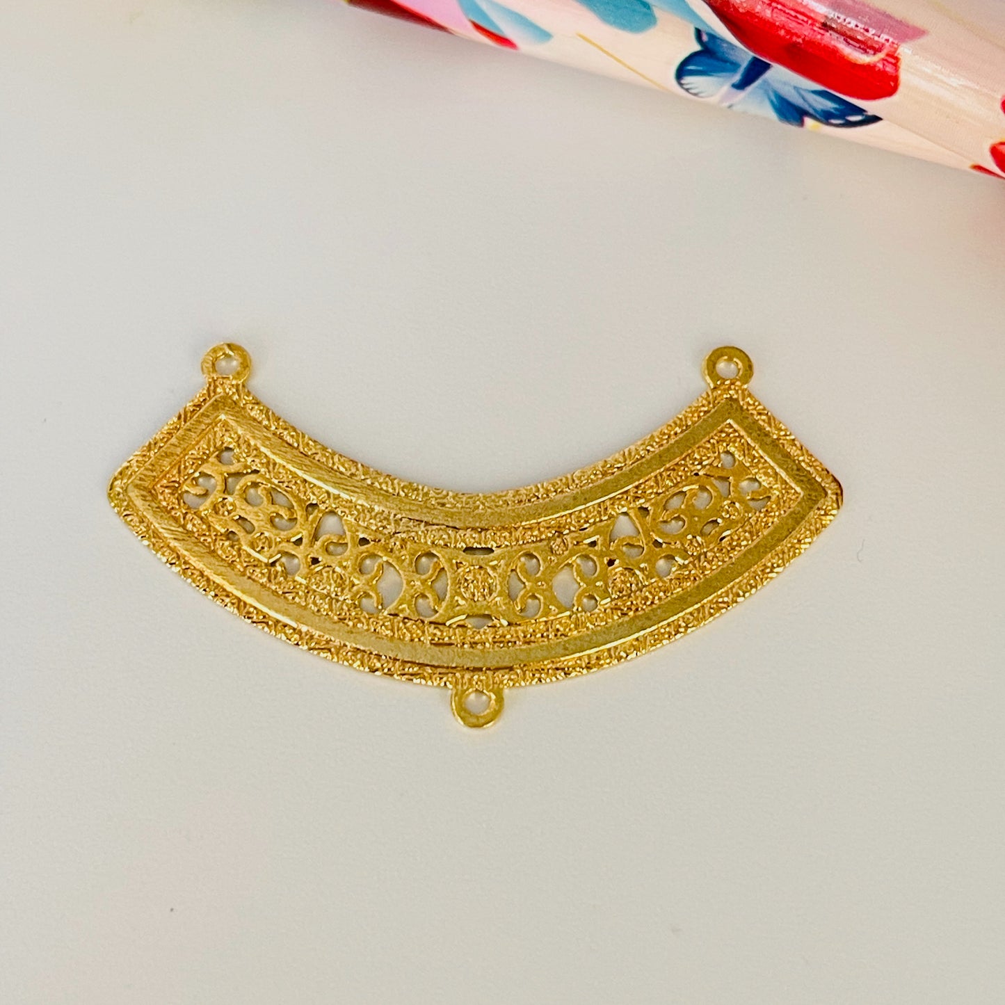 FO128 37x5 mm Figura Baño Oro Figuras Bañadas en Oro y Plata hecho de Bronce Bañado en Oro 18K Joyas Bañadas en Oro