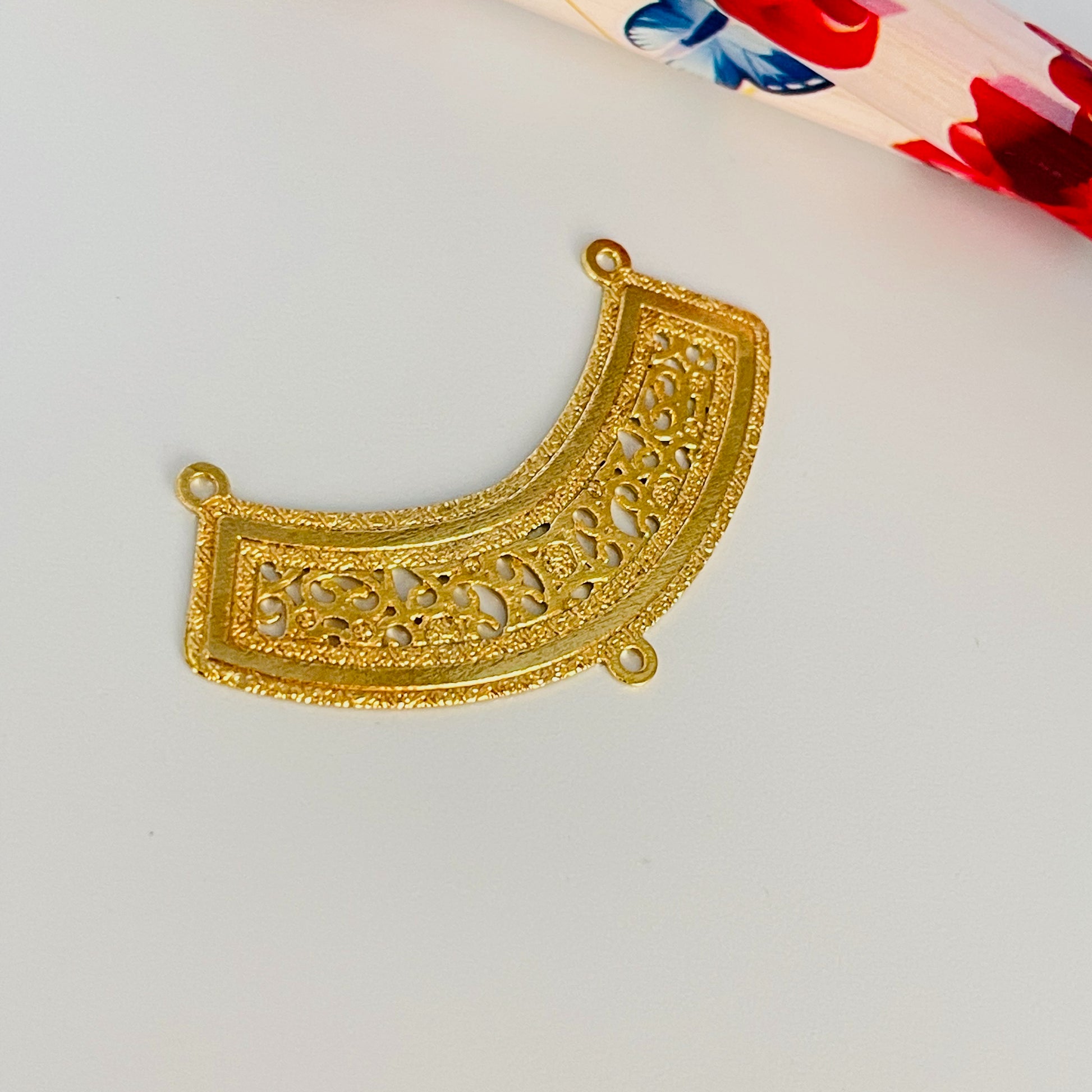 FO128 37x5 mm Figura Baño Oro Figuras Bañadas en Oro y Plata hecho de Bronce Bañado en Oro 18K Joyas Bañadas en Oro