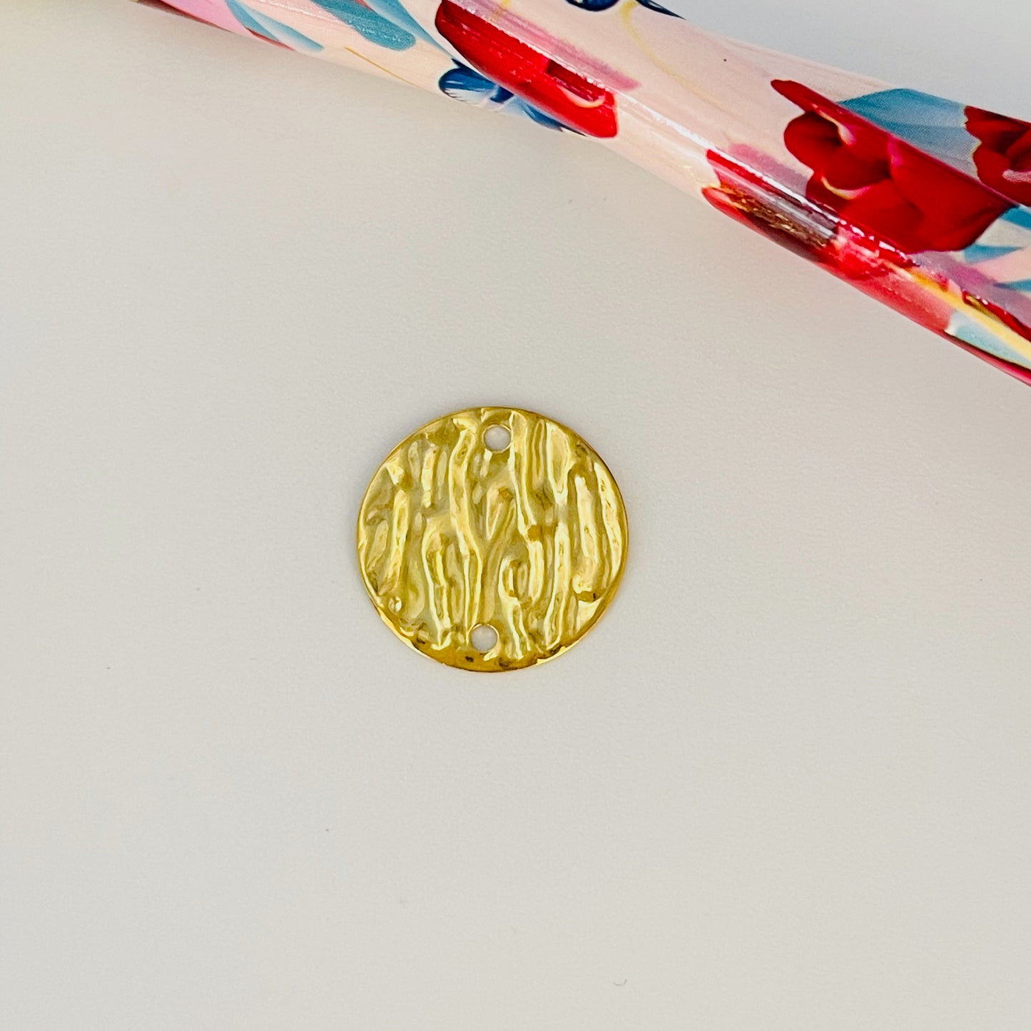 FO127 Chapa Redondo Efecto Martillado diá. 15 mm Figura Baño Oro Figuras Bañadas en Oro y Plata hecho de Bronce Bañado en Oro 18K
