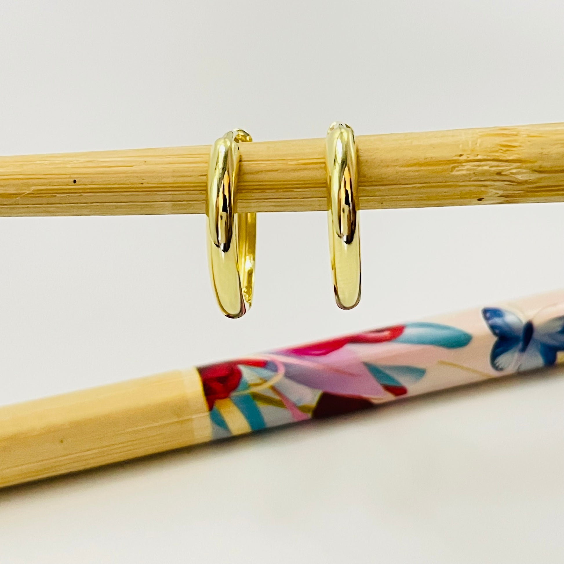 XO407 Aro Argolla Presión diá. 16 mm Ancho 2 mm Aro Baño Oro Aros Bañados hecho de Bronce Bañado en Oro 18K Joyas Bañadas en Oro