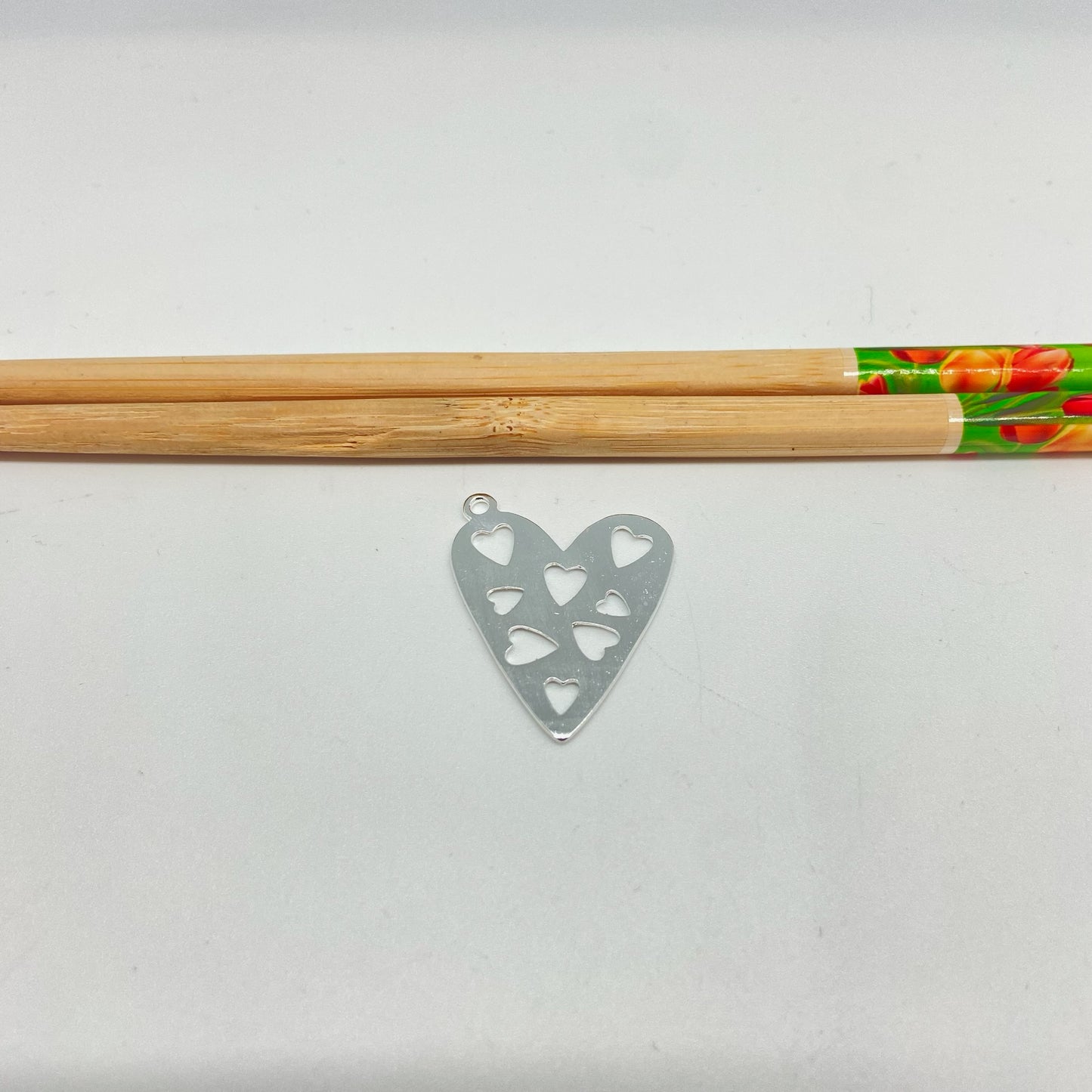 FP1054 Colgante Corazón y corazones calados Lijado ladeado 30 x 22 mas argollita Figura Baño Plata