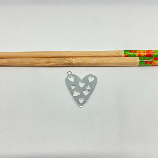 FP1054 Colgante Corazón y corazones calados Lijado ladeado 30 x 22 mas argollita Figura Baño Plata