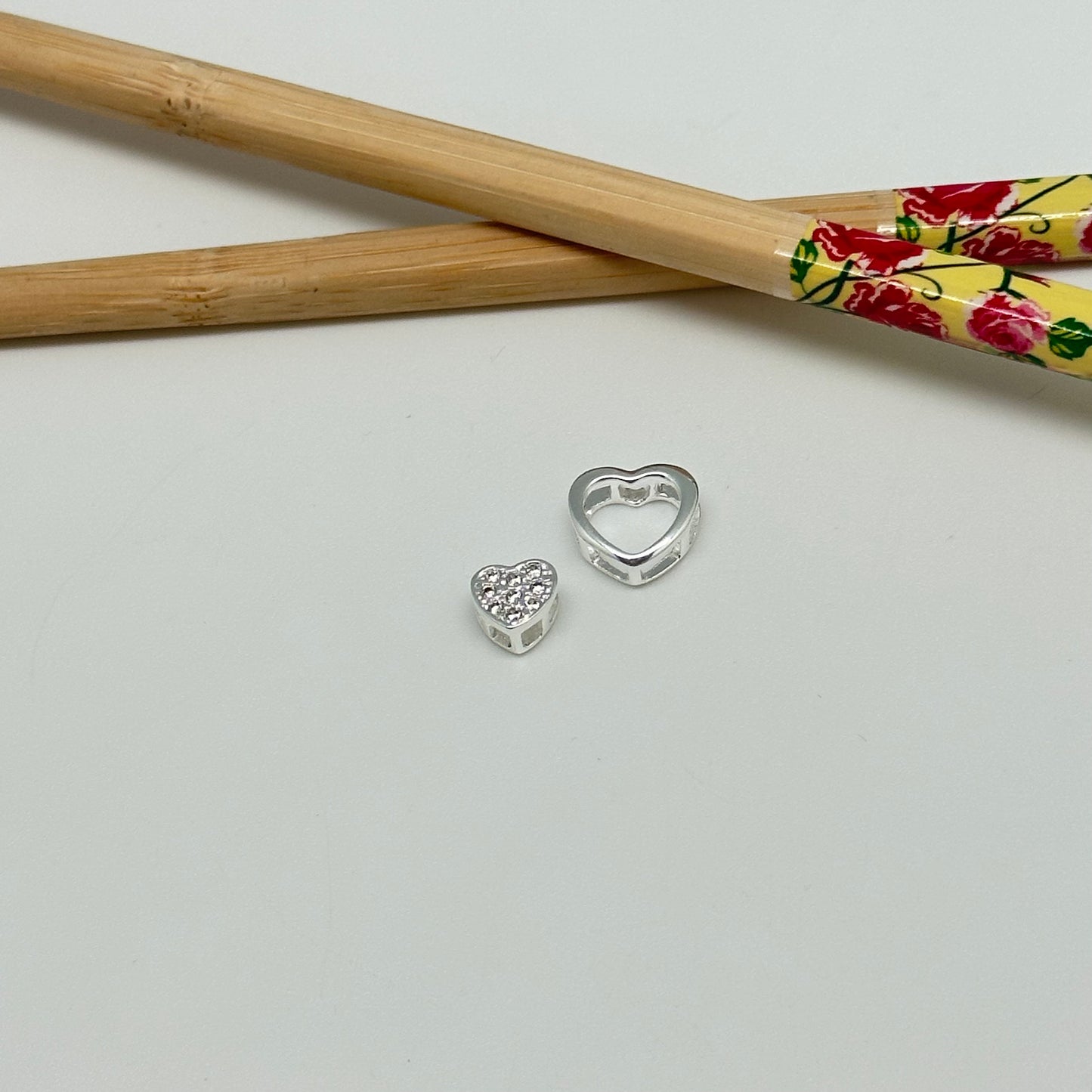 FP1037 Colgante Corazón para pasar circones y borde 11 mm Corazón Interior Doble faz circones y 1 circón 7 mm  espesor 5 mm Caja Corazón Calado exterior 12 mm espesor 5 mm Figura Baño Plata