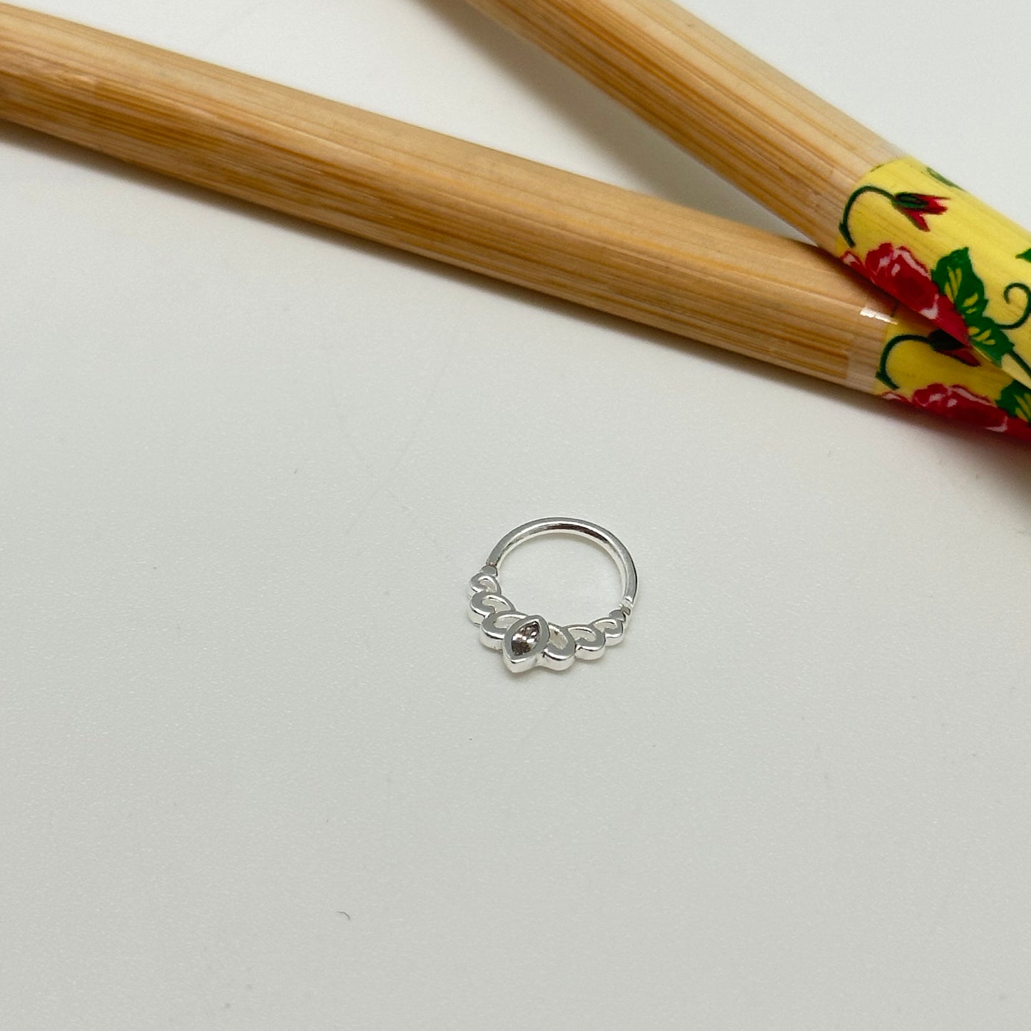 XP332 Cuff Flor de Loto 1 Cristal en hoja central 12 x 10 mm Aro Baño Plata