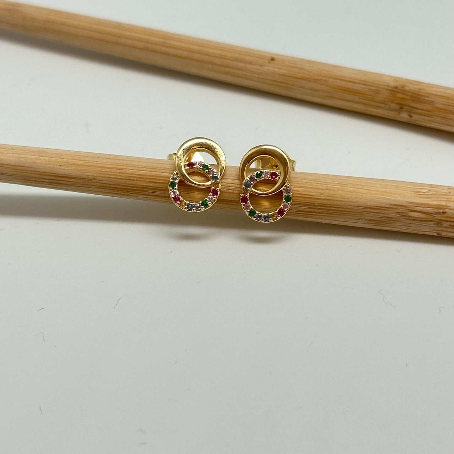 XO331 Aro 2 círculos entrelazados 1 liso y otro con circones 10 x 8.5 mm Espesor 1.5 mm Aro Baño Oro