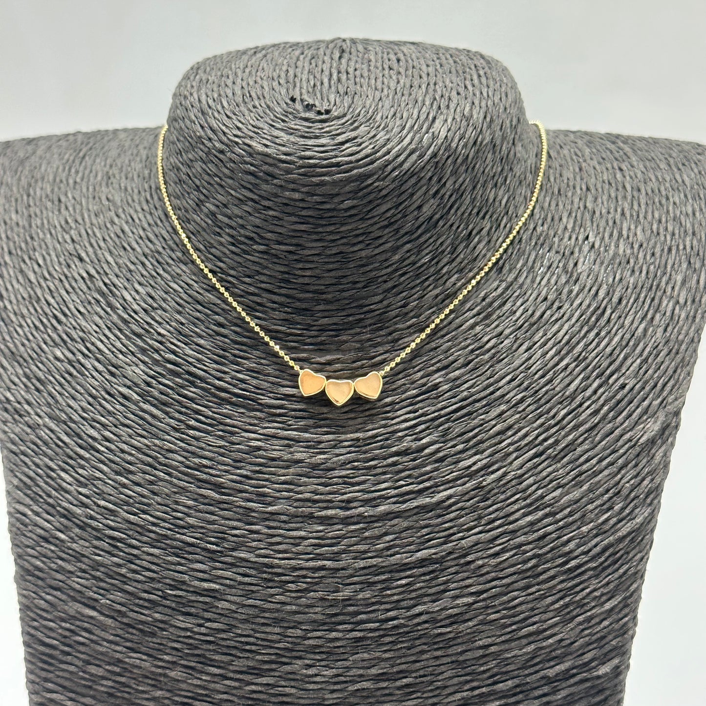 CO149 Collar Cadena tipo militar con 3 corazones pasados de 5 mm Largo 35 cm mas extensor de 7 cm Collar Terminado Baño Oro
