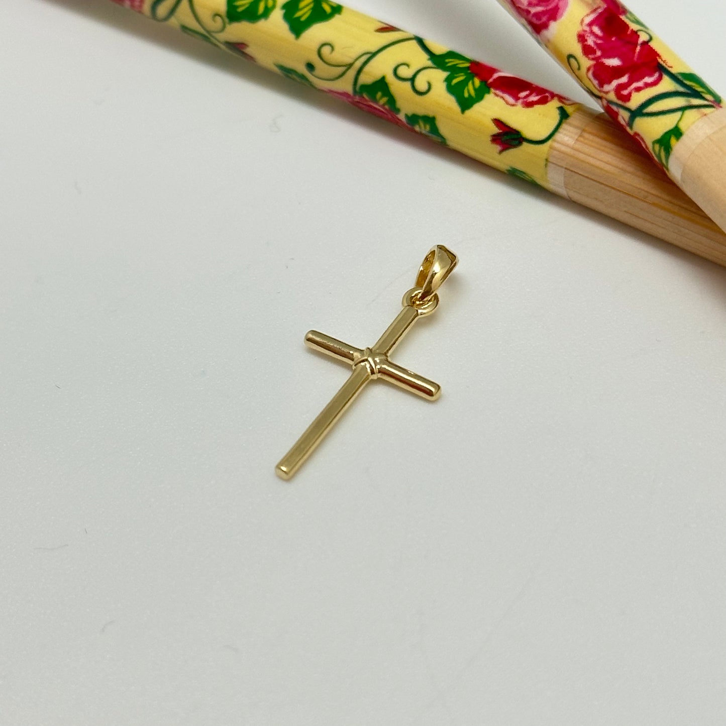 FO1036 Colgante Cruz 20 x 12 mm mas valier Espesor 1.8 mm Figura Baño Oro