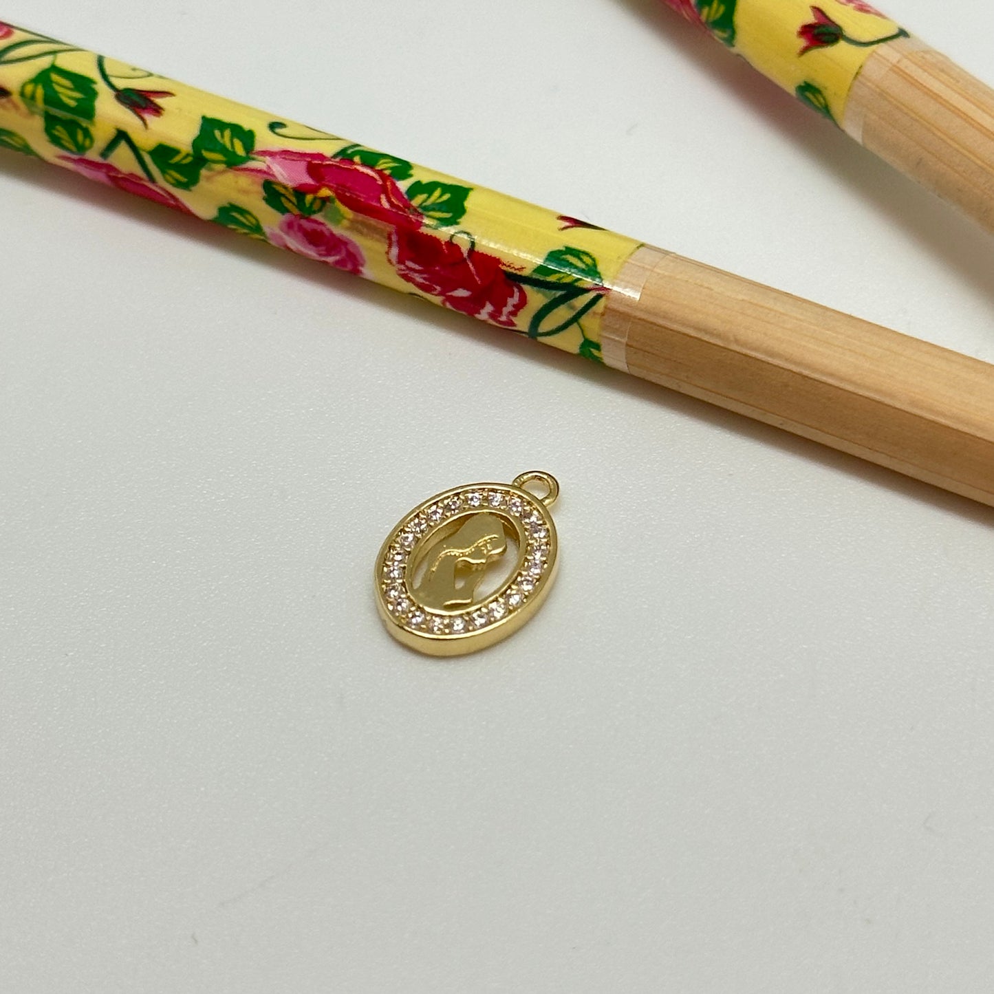 FO1042 Colgante calado Virgen niña borde con circones 13 x 10 mm mas argollita Figura Baño Oro