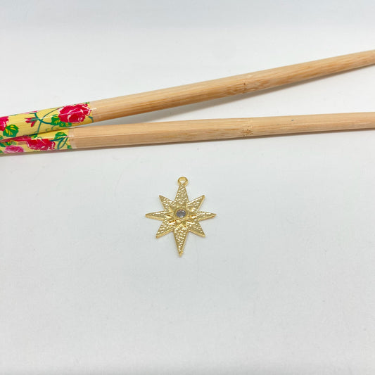 FO1055 Colgante Estrella Guía Textura rustica un circón 25 x 24 mm mas argollita Figura Baño Oro