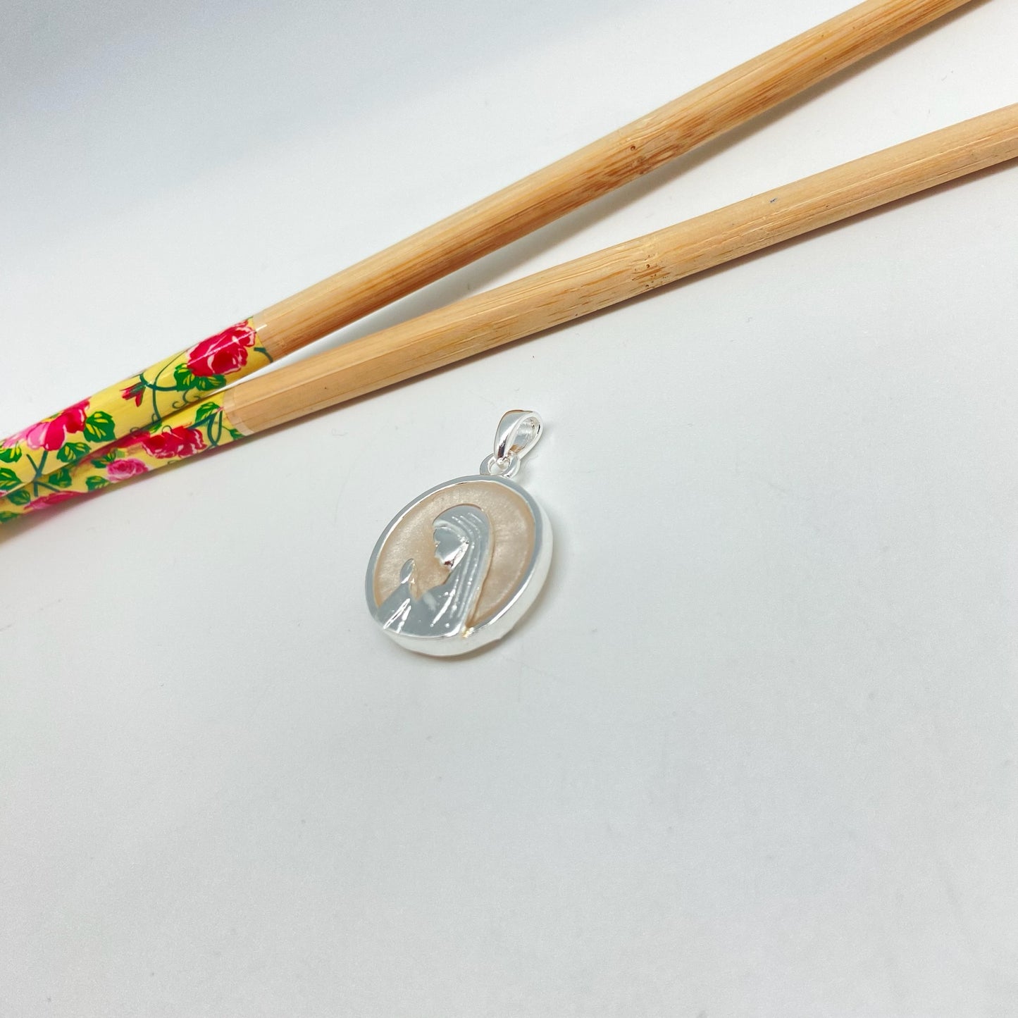 FP1051 Colgante Virgen Niña fondo Cristal empavonado diá. 23 mm más argollita más valier Figura Baño Plata Figuras Bañadas hecho de Bronce Bañado en Plata 50 ml Joyas Bañadas en Plata