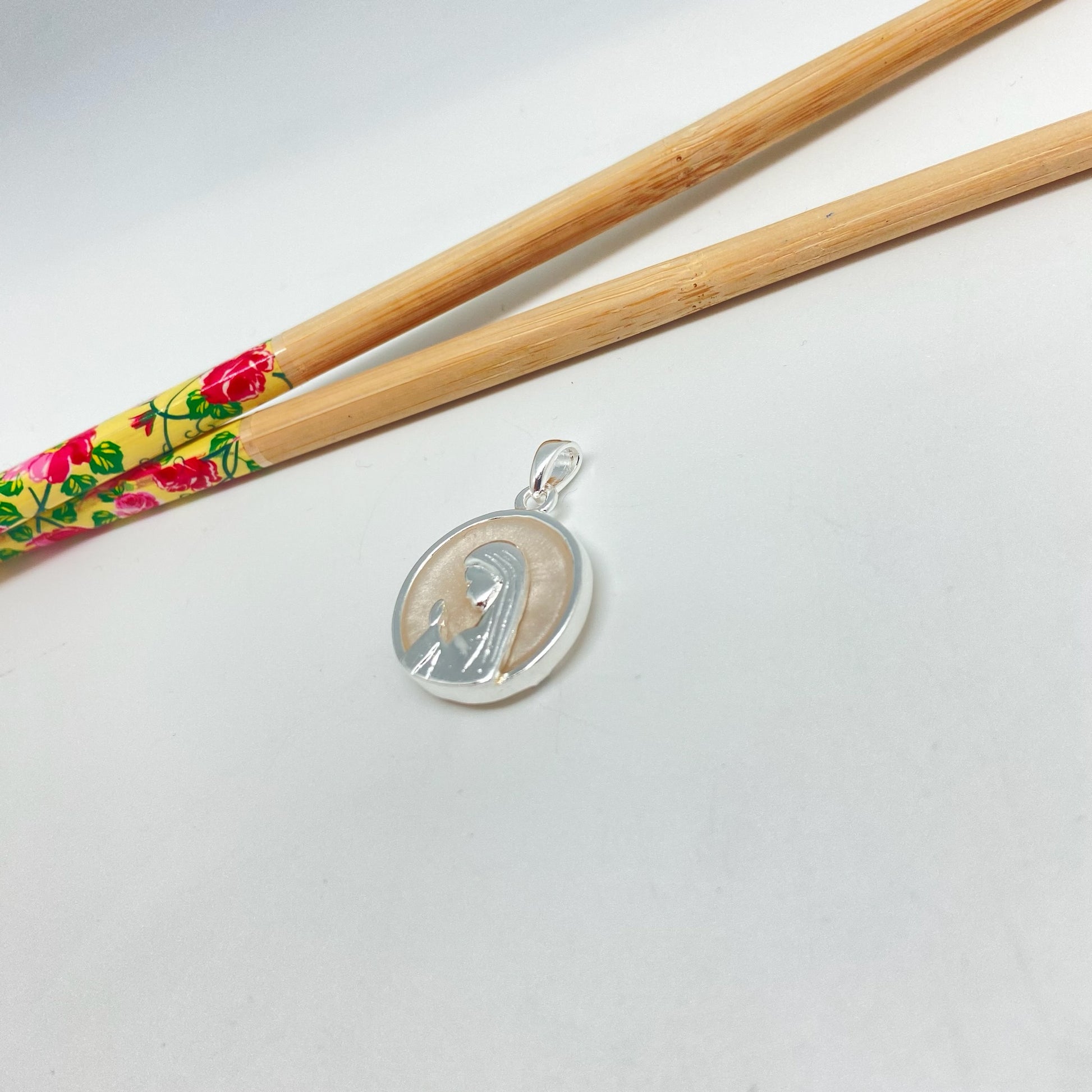 FP1051 Colgante Virgen Niña fondo Cristal empavonado diá. 23 mm más argollita más valier Figura Baño Plata Figuras Bañadas hecho de Bronce Bañado en Plata 50 ml Joyas Bañadas en Plata
