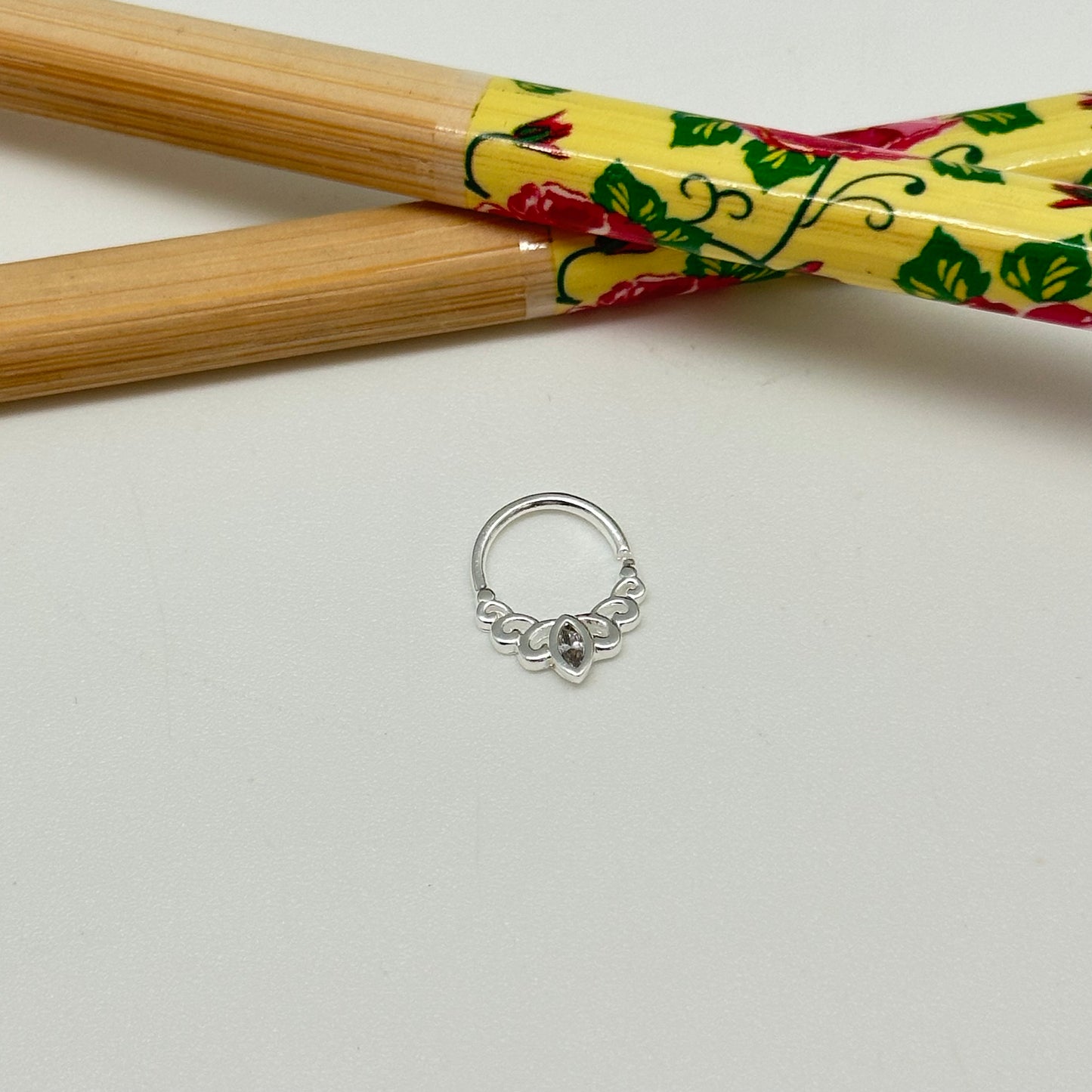XP332 Cuff Flor de Loto 1 Cristal en hoja central 12 x 10 mm Aro Baño Plata