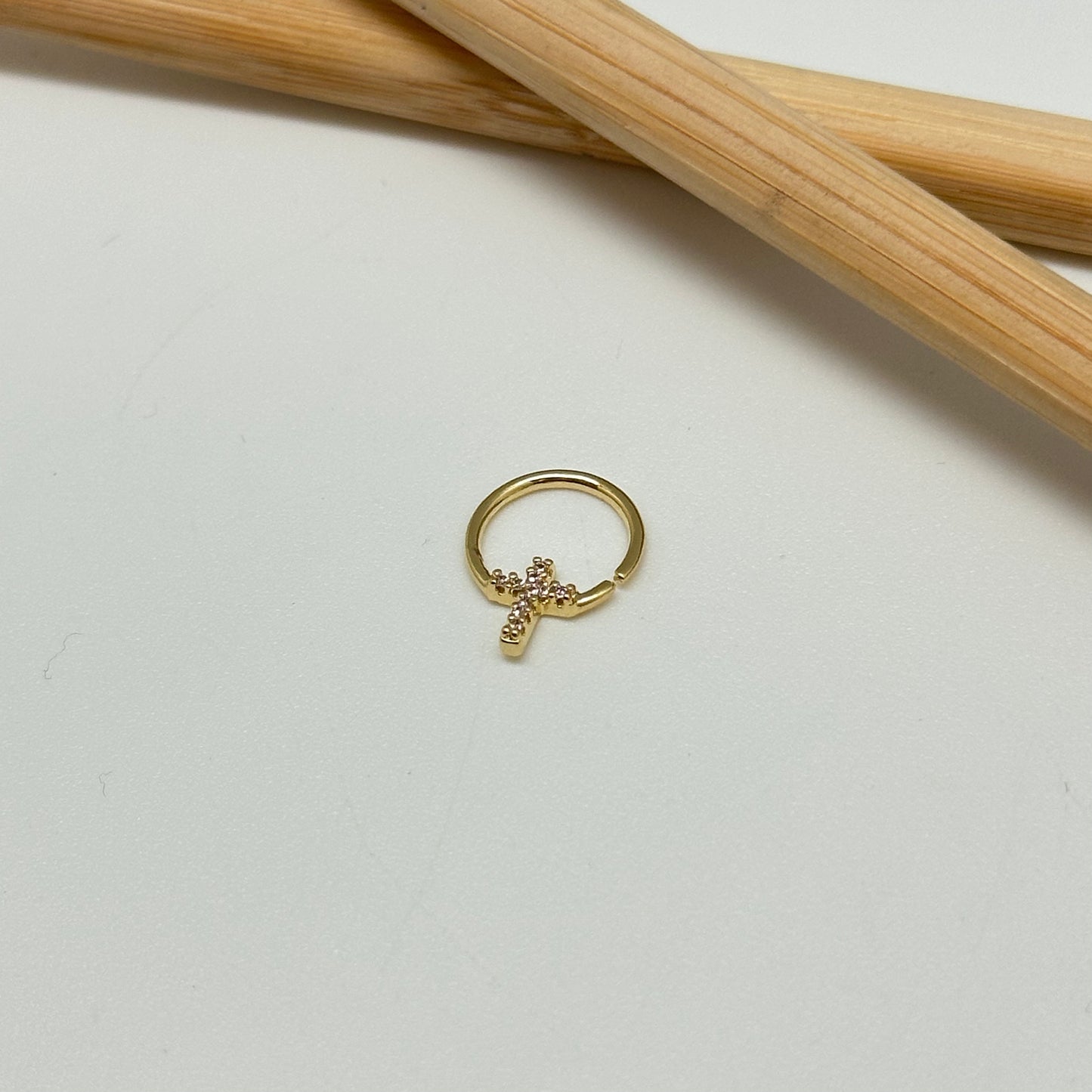 XO333 Cuff Cruz con circones 12 x 10 mm Aro Baño Oro