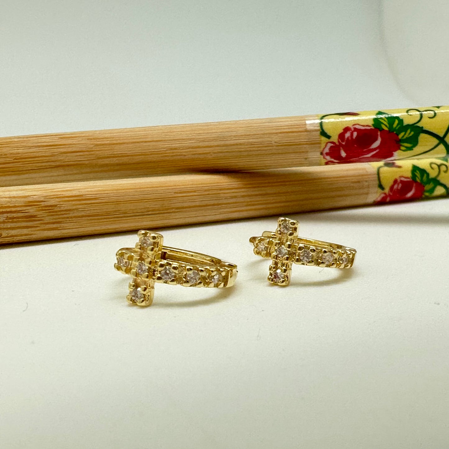 XO322 Aro Argolla Circones Cruz 12 x 7 mm Espesor 2 mm Aro Baño Oro
