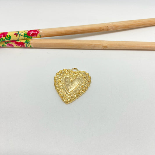 FO1056 Colgante Corazón Lijado con Borde tipo broderie 30 x 28 mm Figura Baño Oro