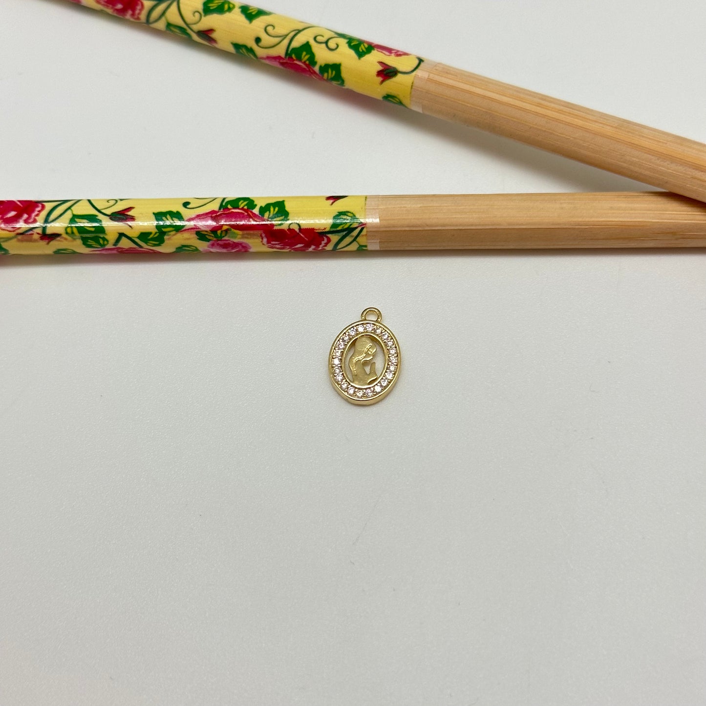 FO1042 Colgante calado Virgen niña borde con circones 13 x 10 mm mas argollita Figura Baño Oro