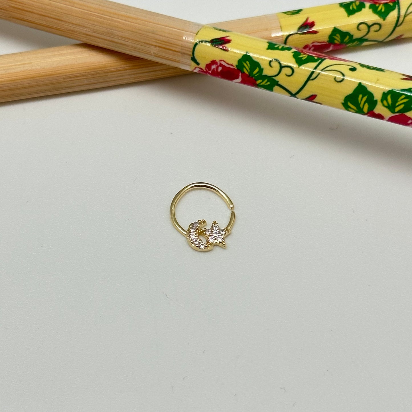 XO334 Cuff  Estrella y Luna con circones 12 x 10 mm Aro Baño Oro