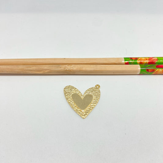 FO1057 Colgante Corazón Ladeado con corazón liso en relieve 26 x 26 mm mas argollita Figura Baño Oro